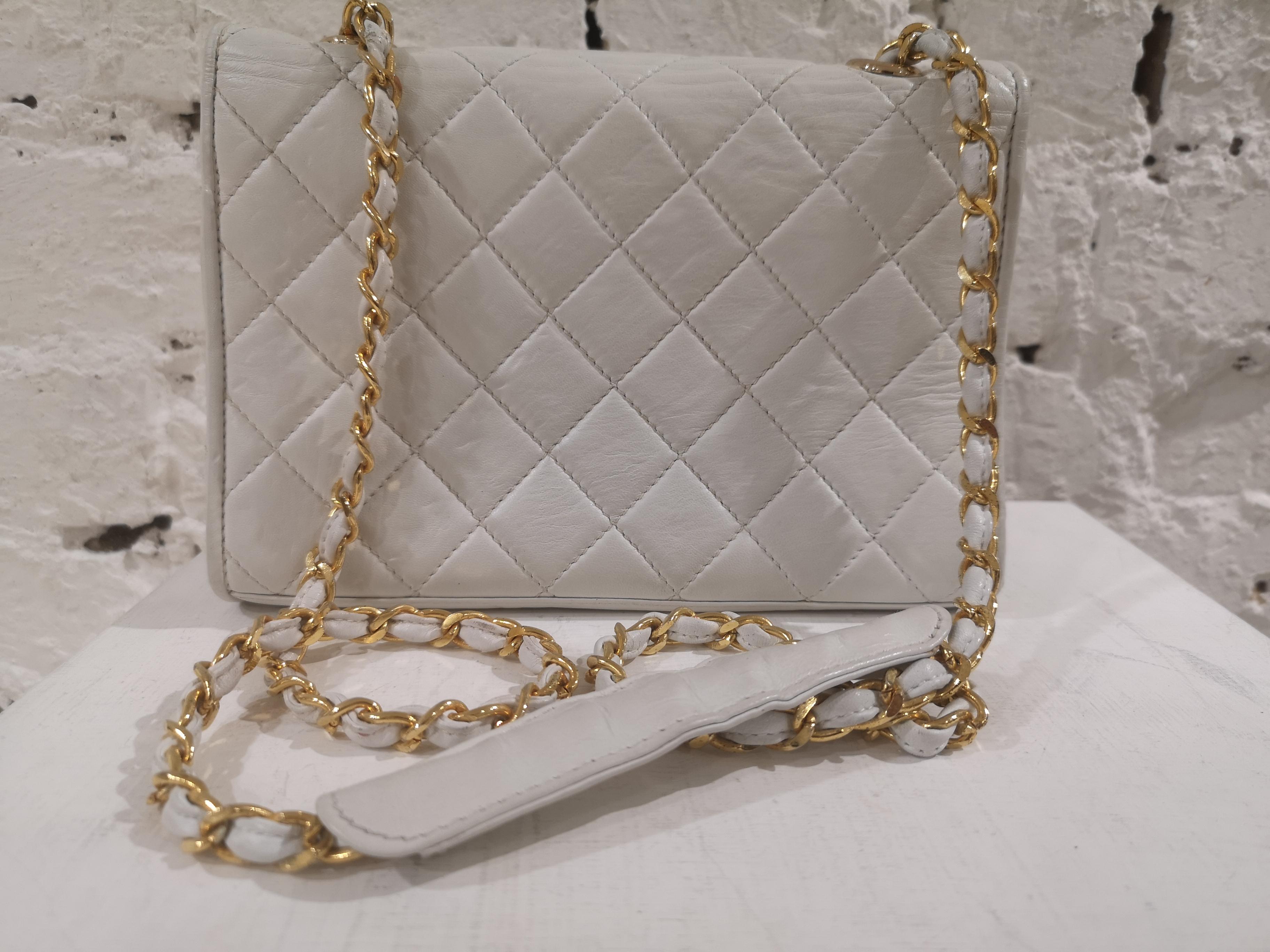 Donna Borsa a tracolla Chanel in pelle bianca con finiture dorate