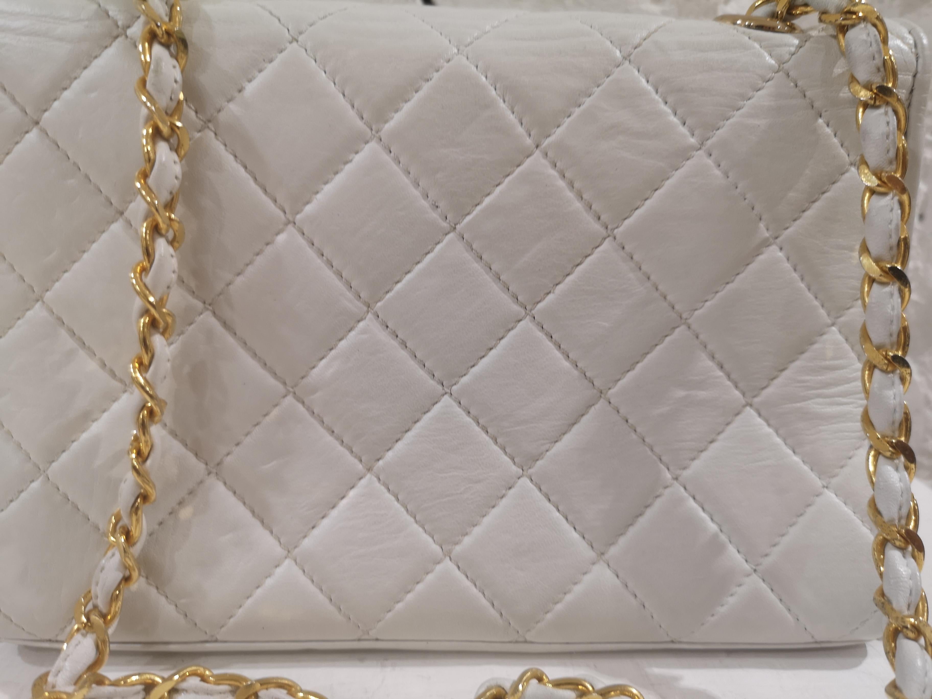 Borsa a tracolla Chanel in pelle bianca con finiture dorate 1