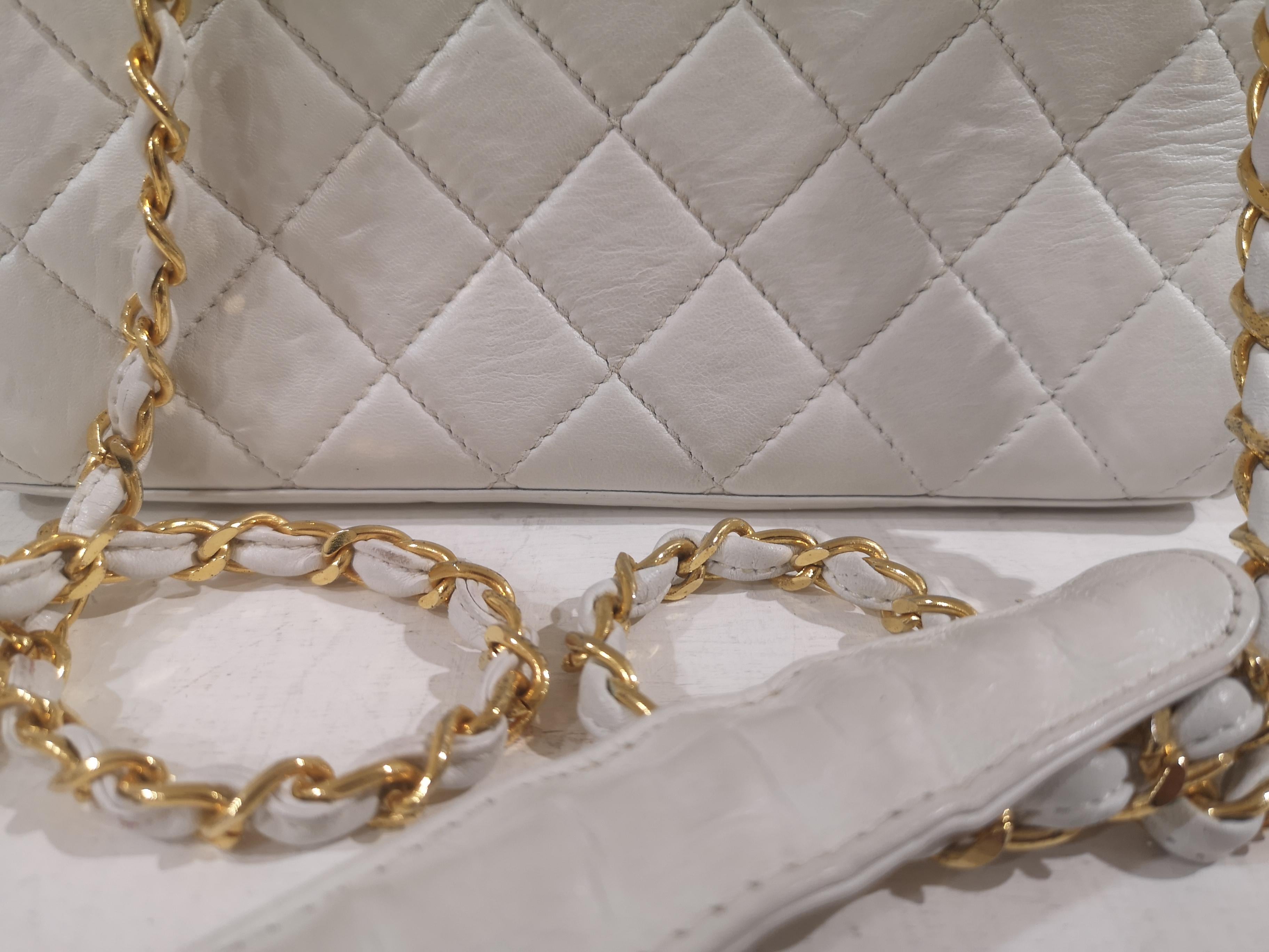 Borsa a tracolla Chanel in pelle bianca con finiture dorate 2