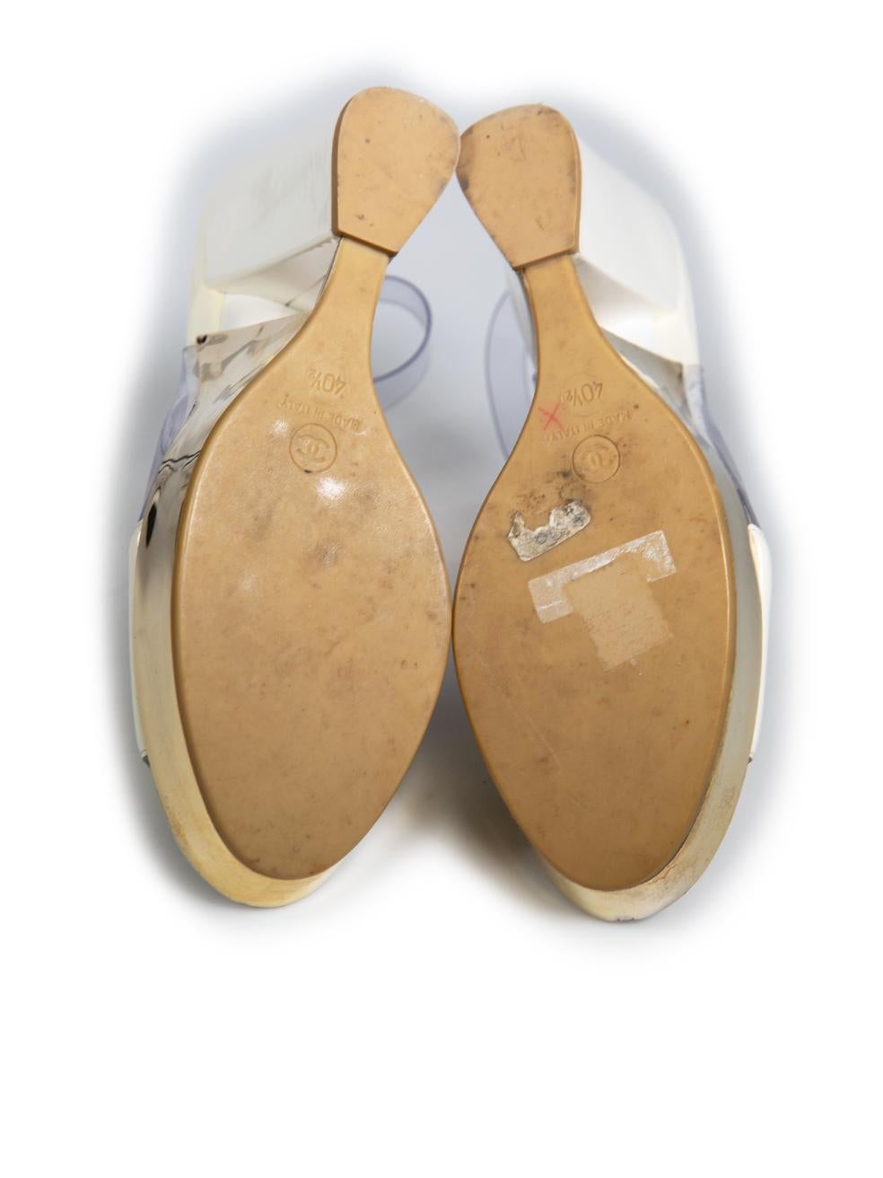 Chanel Weiß Leder Gold Plateau Keilsandalen Größe IT 40,5 im Zustand „Gut“ in London, GB