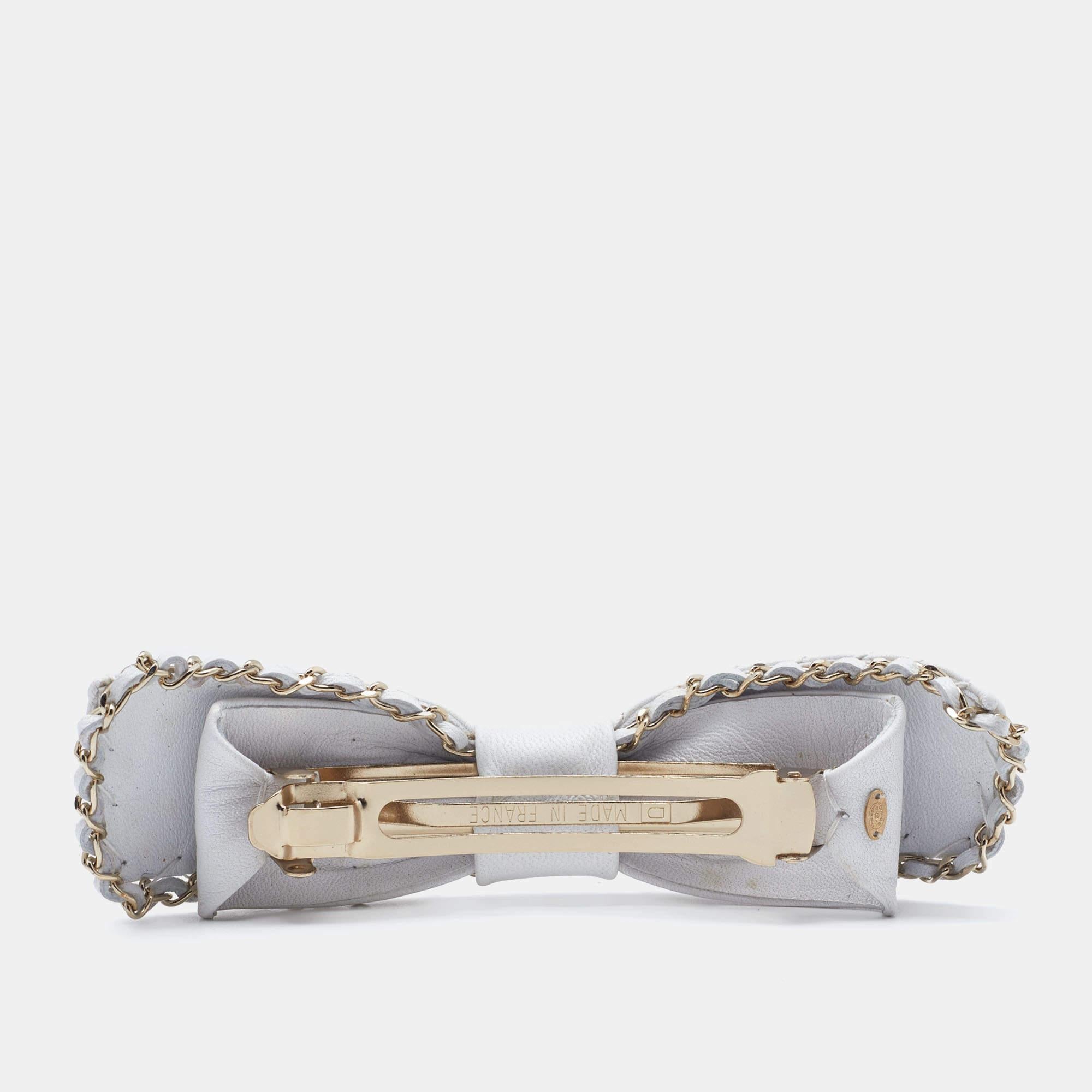 How sweet and pretty is this barrette from Chanel! It has been beautifully made in leather and gold-tone metal as a bow with the CC logo sitting on the front. You can clip it to your hair using the clasp at the back.

