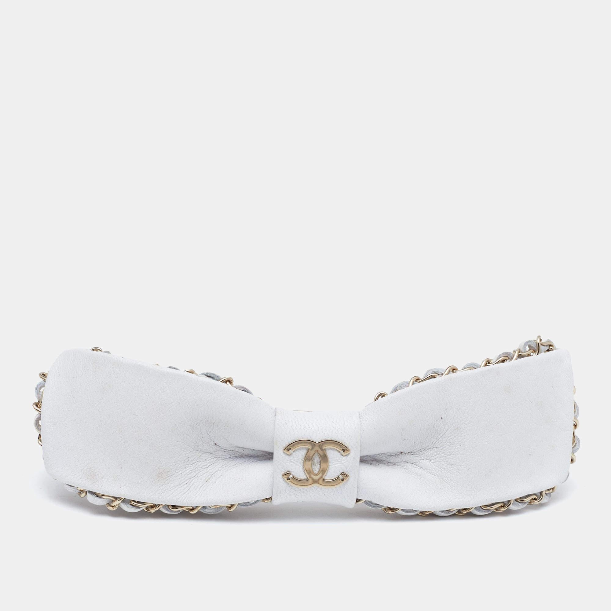 Chanel White Leather & Gold Tone Chain Detail Hair Clip In Good Condition In Dubai, Al Qouz 2