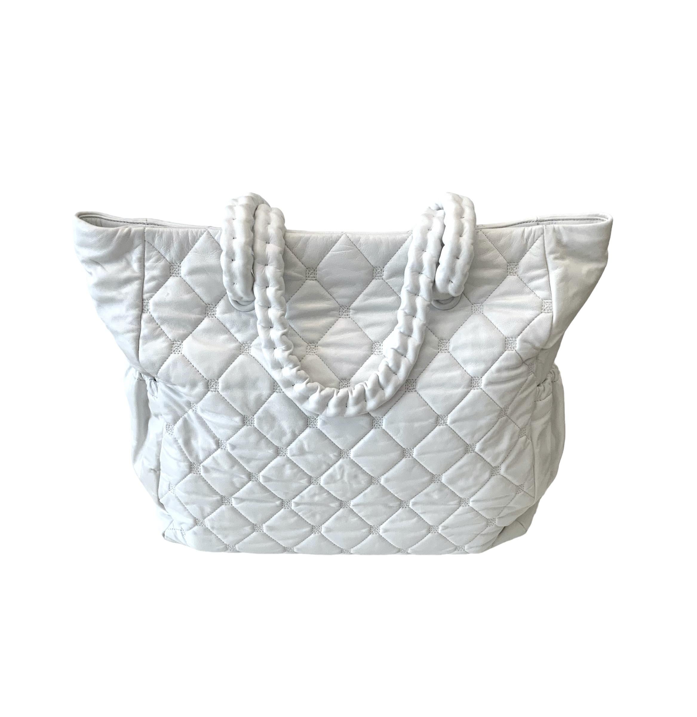 Women's or Men's Chanel White Leather Hidden Chain Tote Bag For Sale