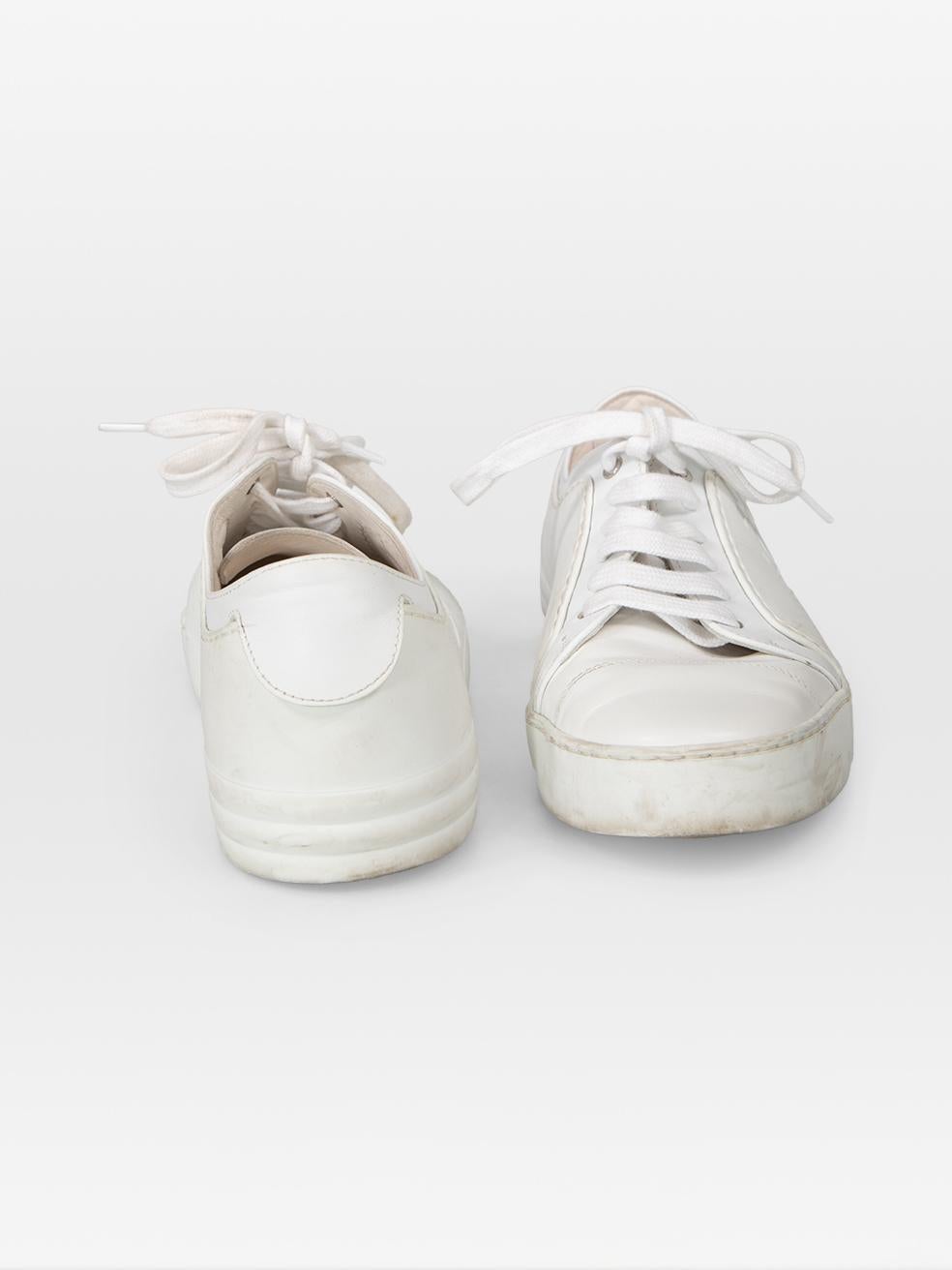 Gris Baskets Chanel en cuir blanc avec logo CC imbriqué Taille IT 38.5 en vente