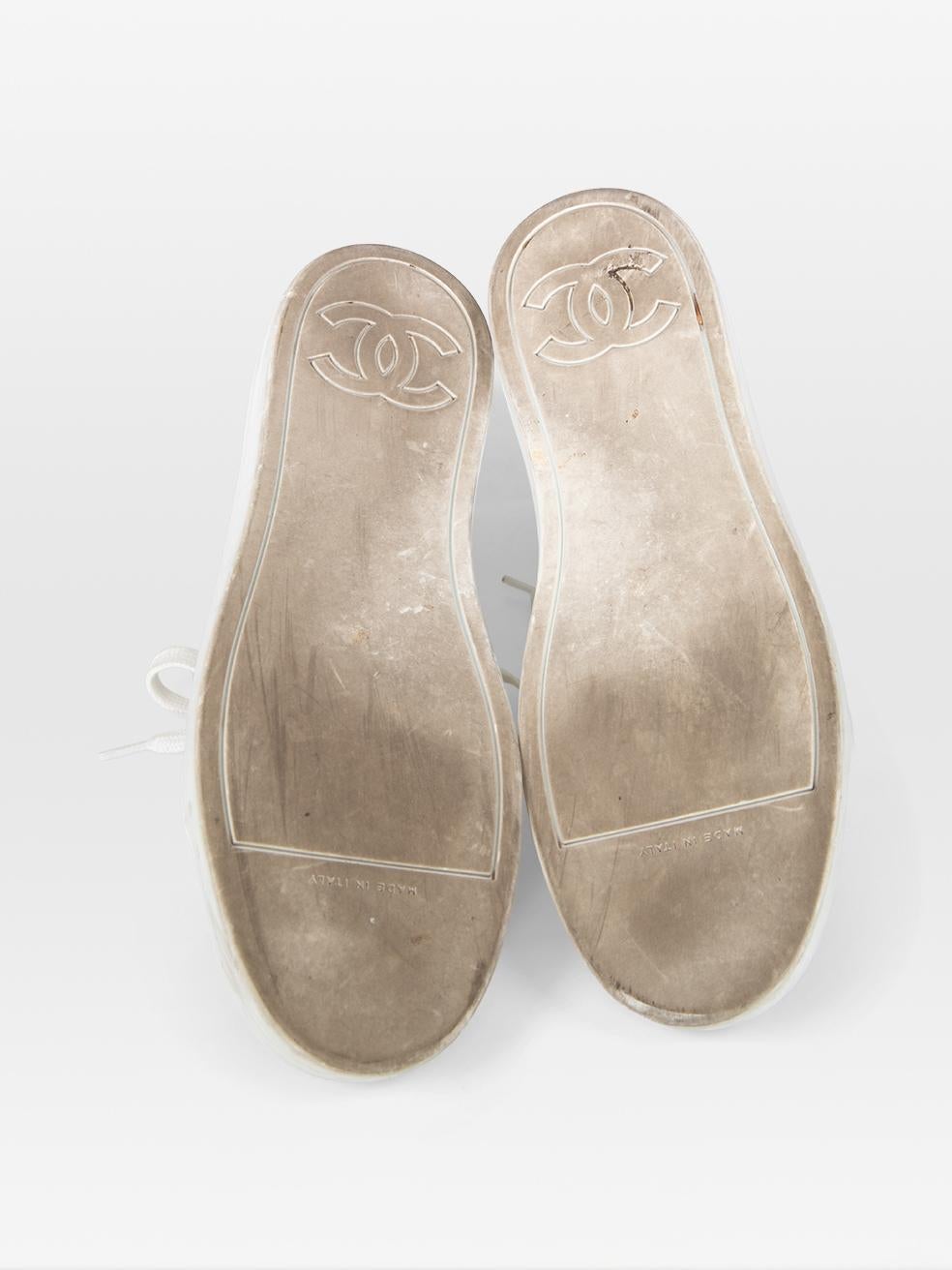 Baskets Chanel en cuir blanc avec logo CC imbriqué Taille IT 38.5 Bon état - En vente �à London, GB