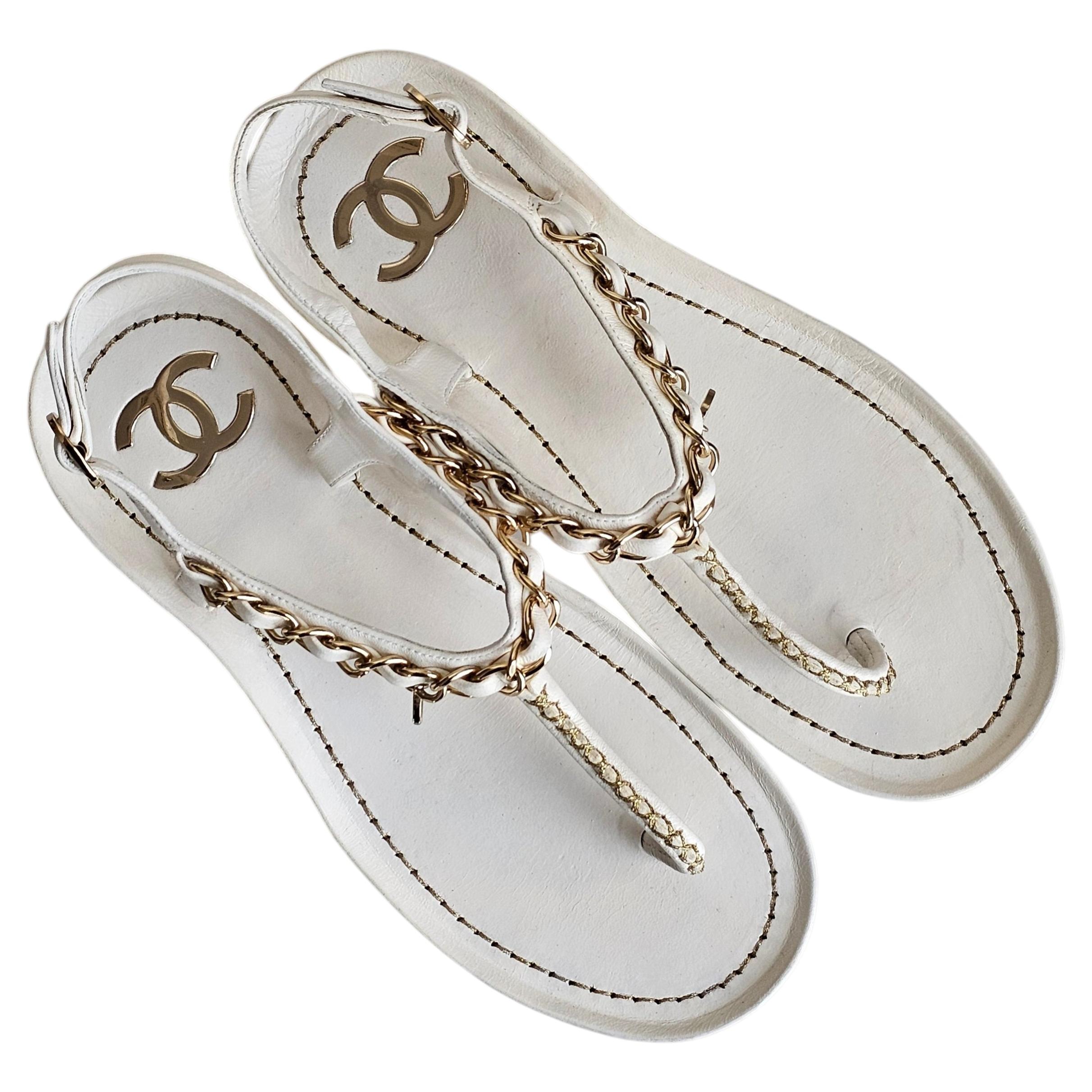 Sandalias de tiras de Chanel, de cuero blanco con cadena entrelazada y charm CC, juego completo, 39,5 9,5