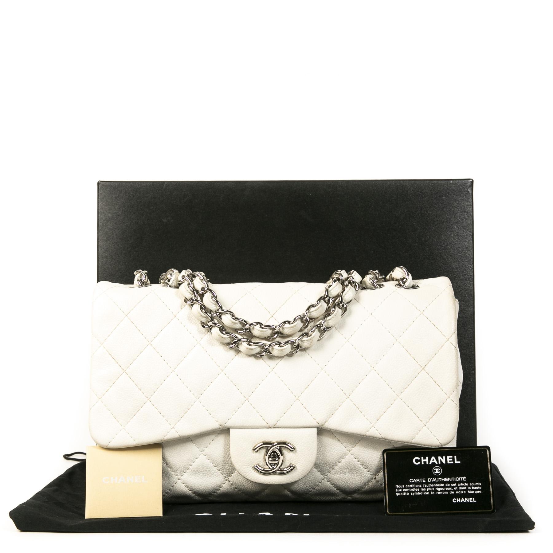 Good preloved condition

Chanel White Leather Jumbo Classic Flap Bag

The most wanted and iconic bag in the word, the classic Chanel Classic Flap Bag. This jumbo sized Flap Bag is beautifully crafted in white caviar leather and features classy