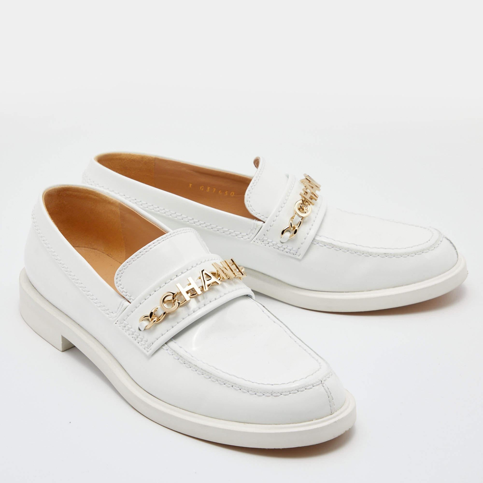 Chanel White Leather Logo Chain Link Slip On Loafers Size 38.5 In Good Condition In Dubai, Al Qouz 2