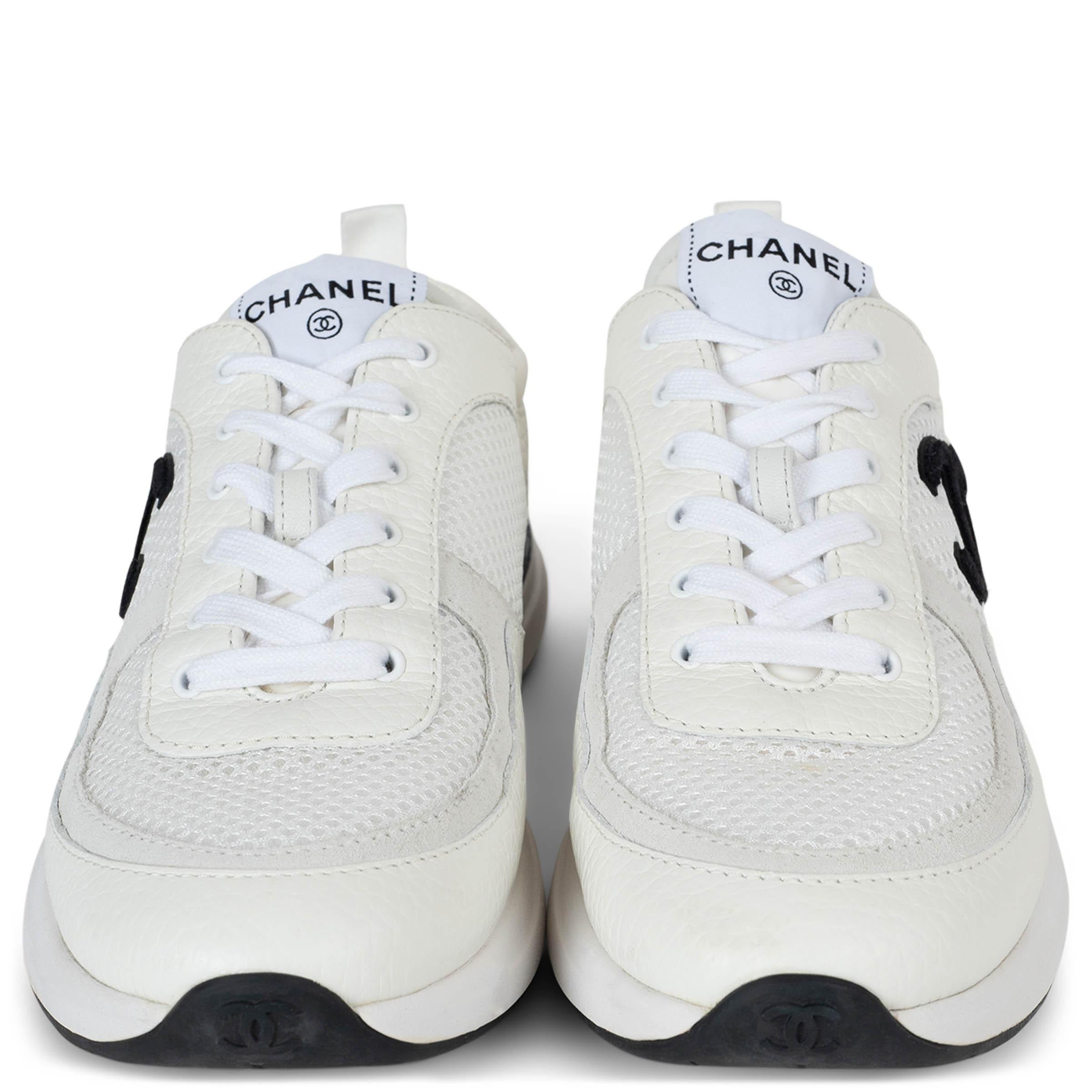 Diese 100% authentischen Chanel Low-Top-Sneakers aus weißem Mesh sind mit tonal genarbtem Leder und hellgrauen Wildlederbesätzen akzentuiert. Sie haben eine abgerundete Zehenpartie und sind mit einem schwarzen CC-Logo an der Seite versehen, das