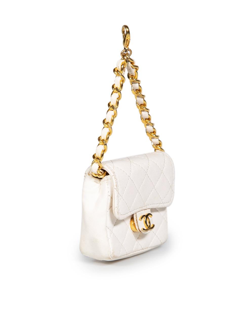 CONDITION is Good. Minor wear to the bag is evident, there is overall discolouration to the main body of the bag and the chained top handle. There are marks on the back of the bag and bottom. The bottom corners of the bag have peels to the leather