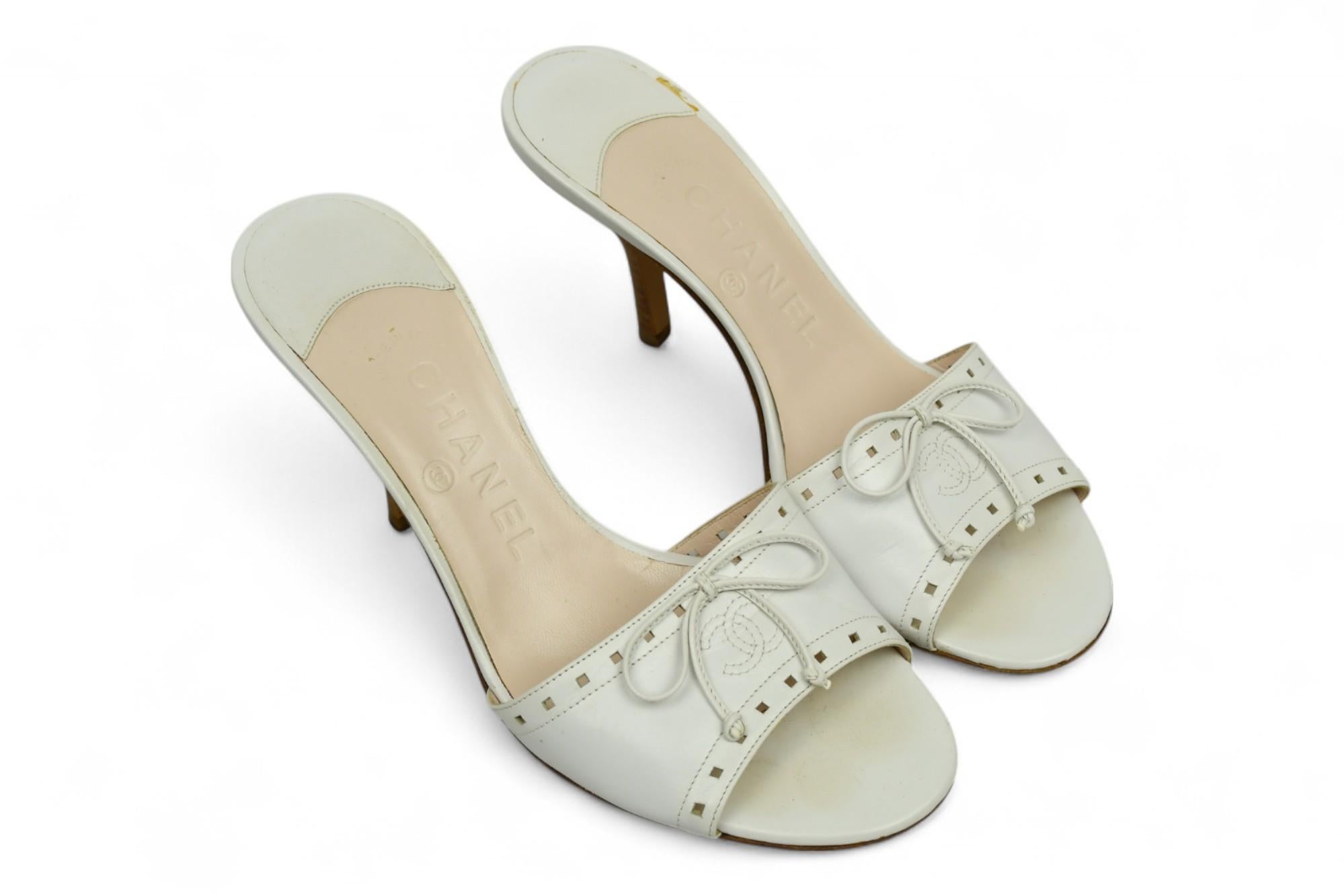 Chanel Pantolette aus weißem Leder mit Absatz und Schleife  US 36.5 (Grau) im Angebot