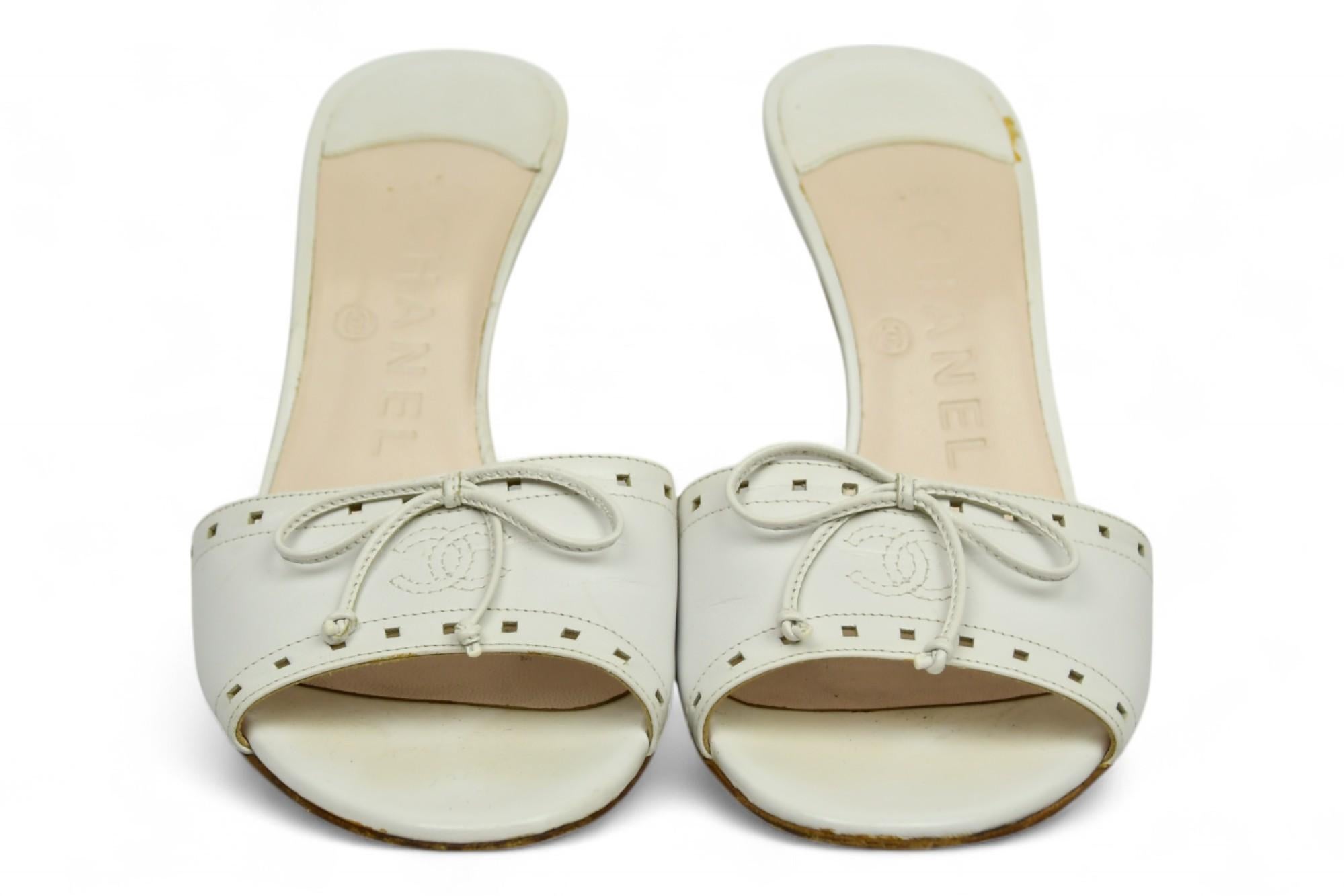 Chanel Pantolette aus weißem Leder mit Absatz und Schleife  US 36.5 Damen im Angebot