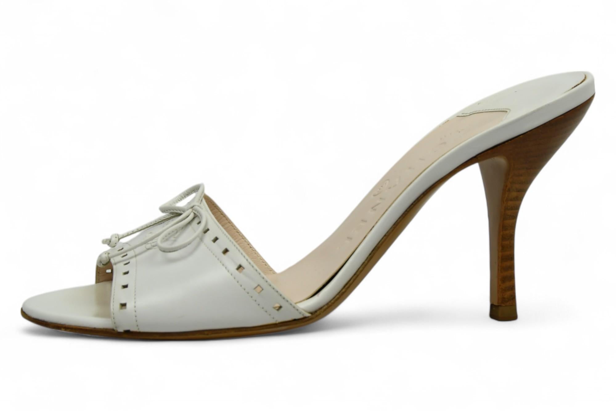 Chanel Pantolette aus weißem Leder mit Absatz und Schleife  US 36.5 im Angebot 1