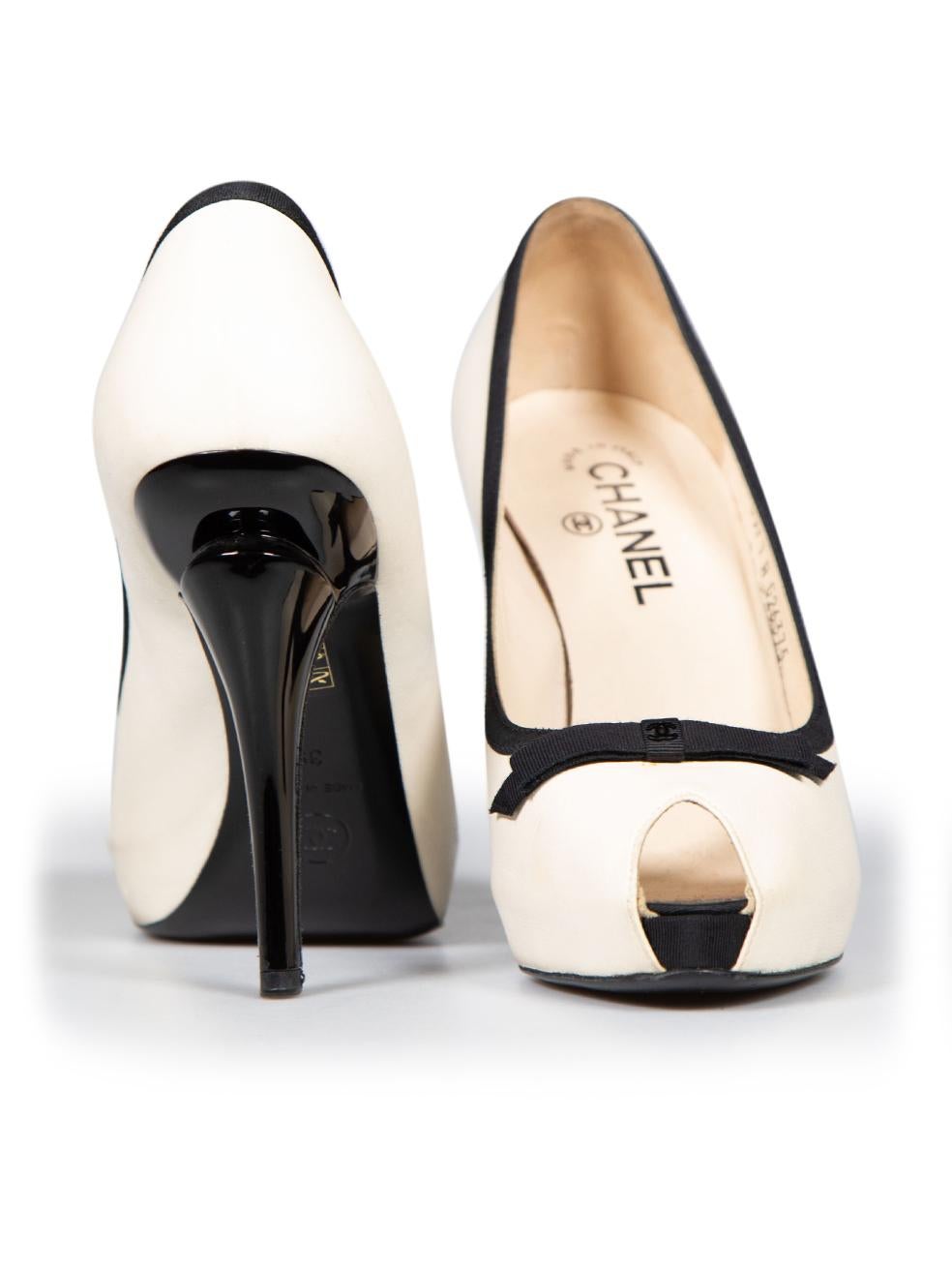Chanel White Leather Peep Toe Heels Size IT 39 In Excellent Condition For Sale In London, GB