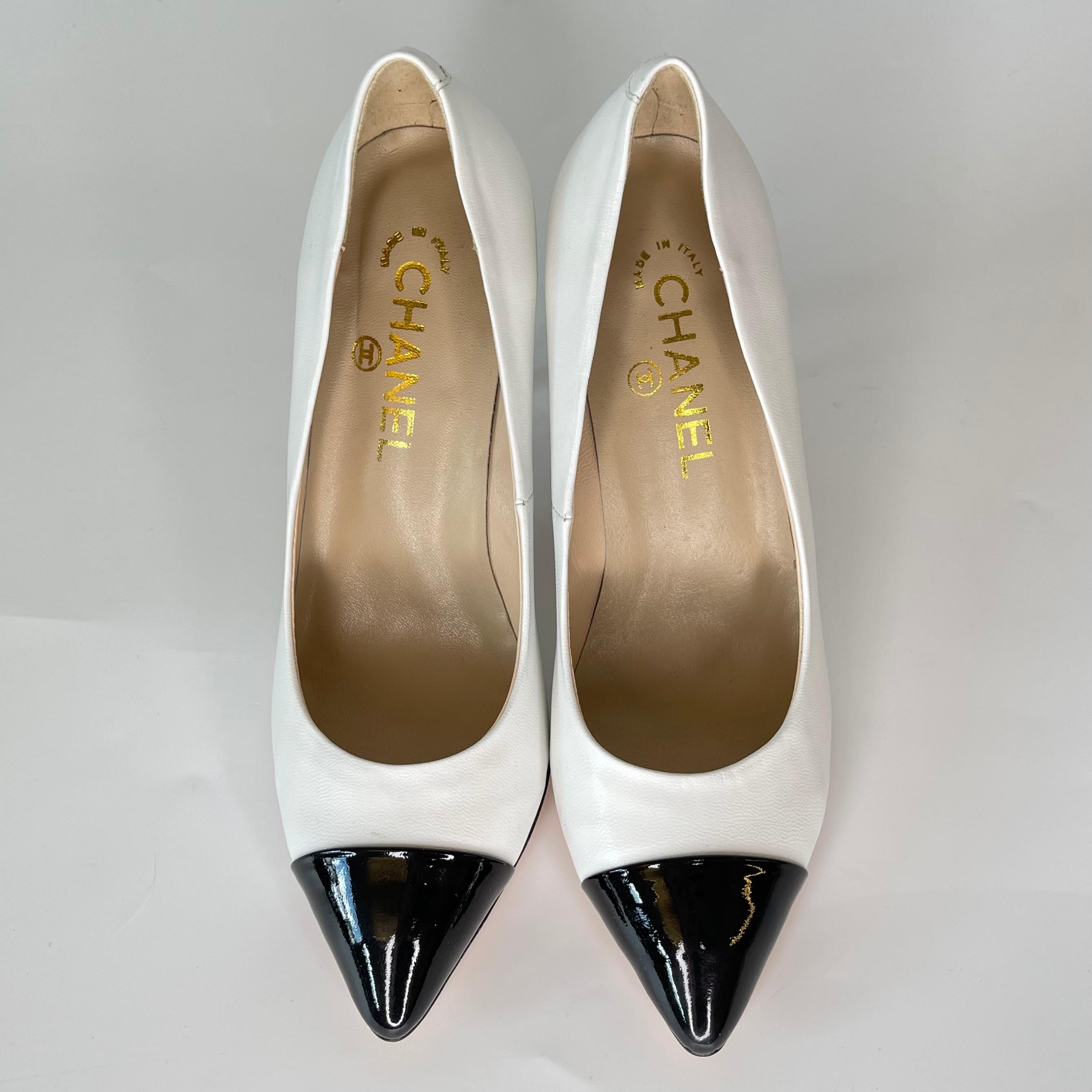 Chanel Weißes Leder spitze Zehe Faux Perle Pumps (37 EU) (Grau)