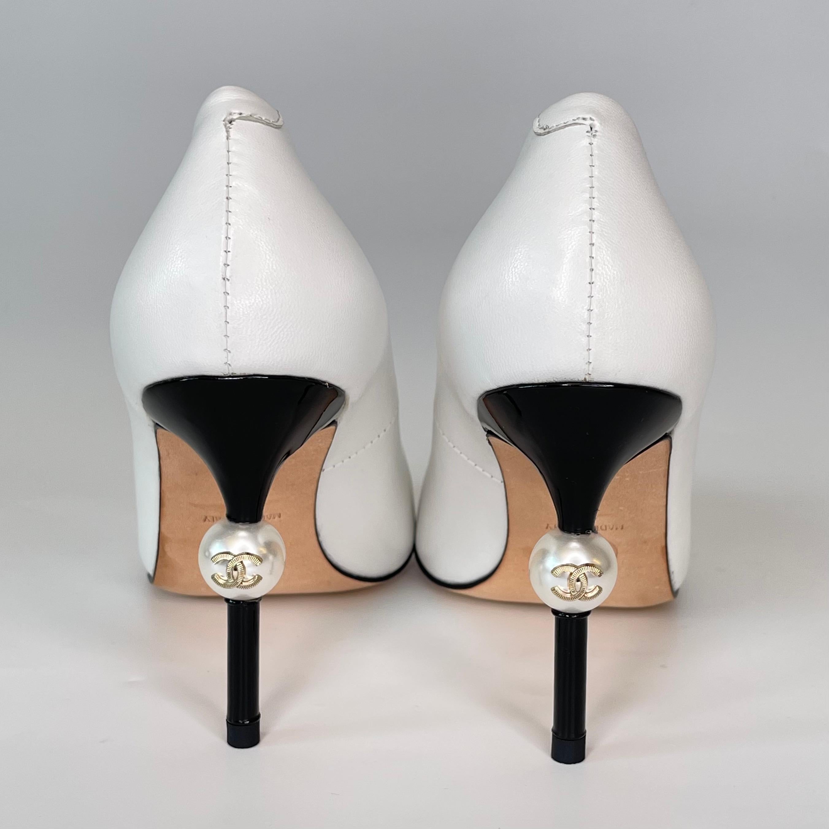 Chanel Weißes Leder spitze Zehe Faux Perle Pumps (37 EU) im Zustand „Hervorragend“ in Montreal, Quebec