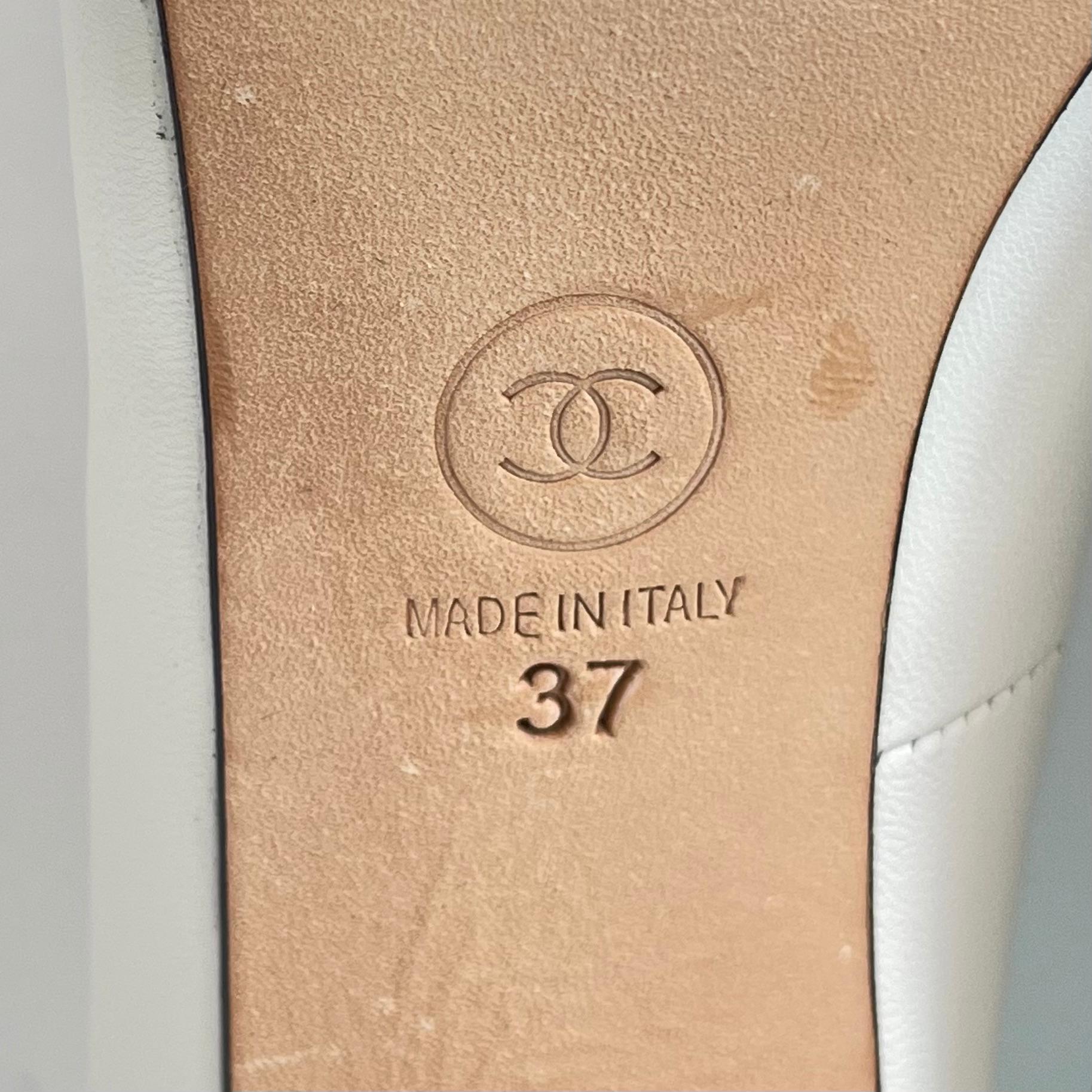 Chanel Weißes Leder spitze Zehe Faux Perle Pumps (37 EU) 1