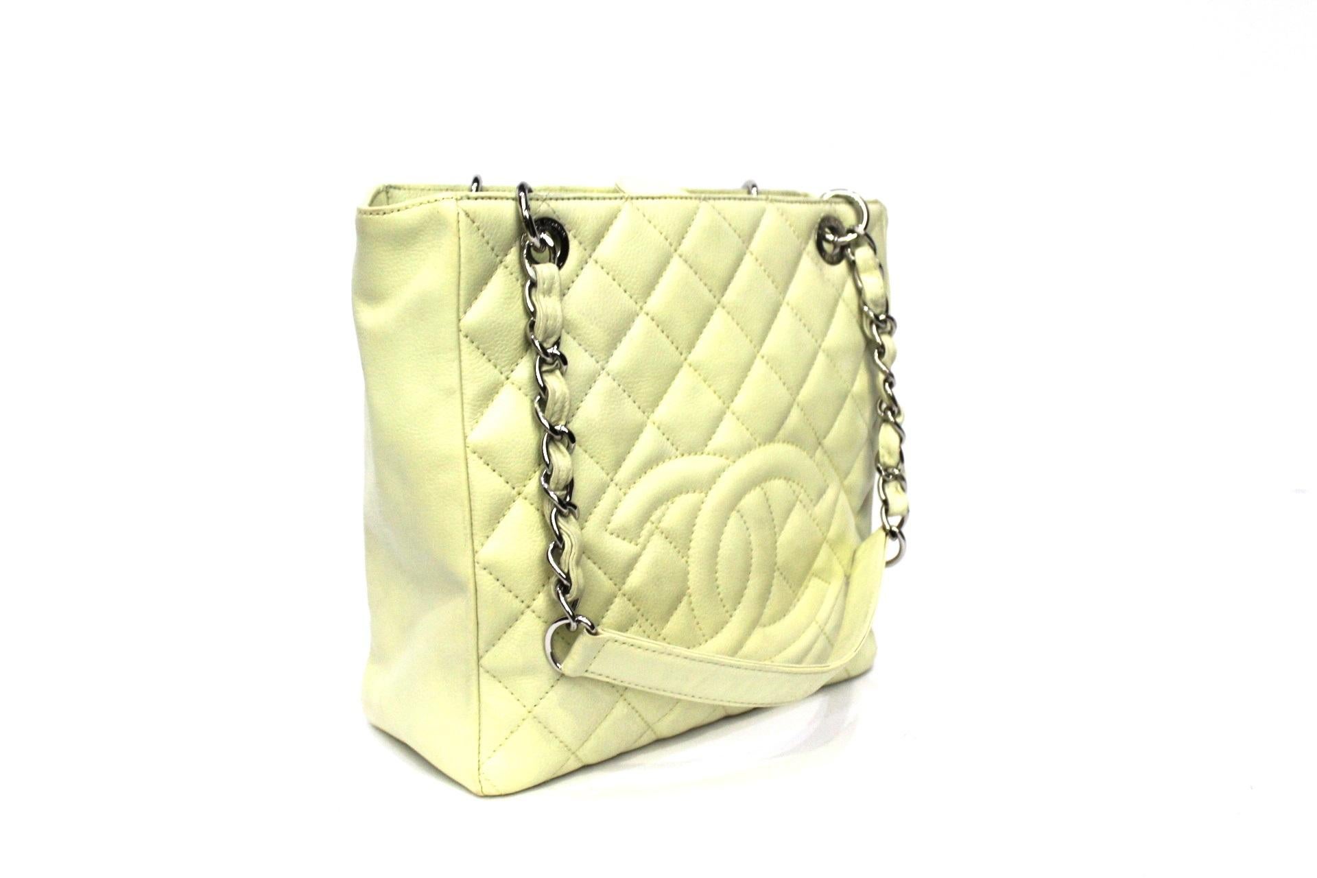 Chanel PST model shoulder bag made of cream leather with golden hardware. Magnetic button closure, internally large enough. The bag is in excellent condition. Year 2012.