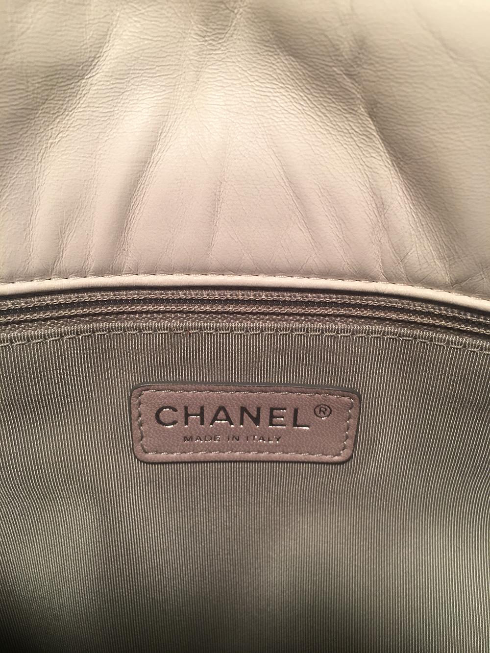 Chanel Weißes Leder Gesteppt CC Logo XL Maxi Classic Top Klappe Umhängetasche im Angebot 6