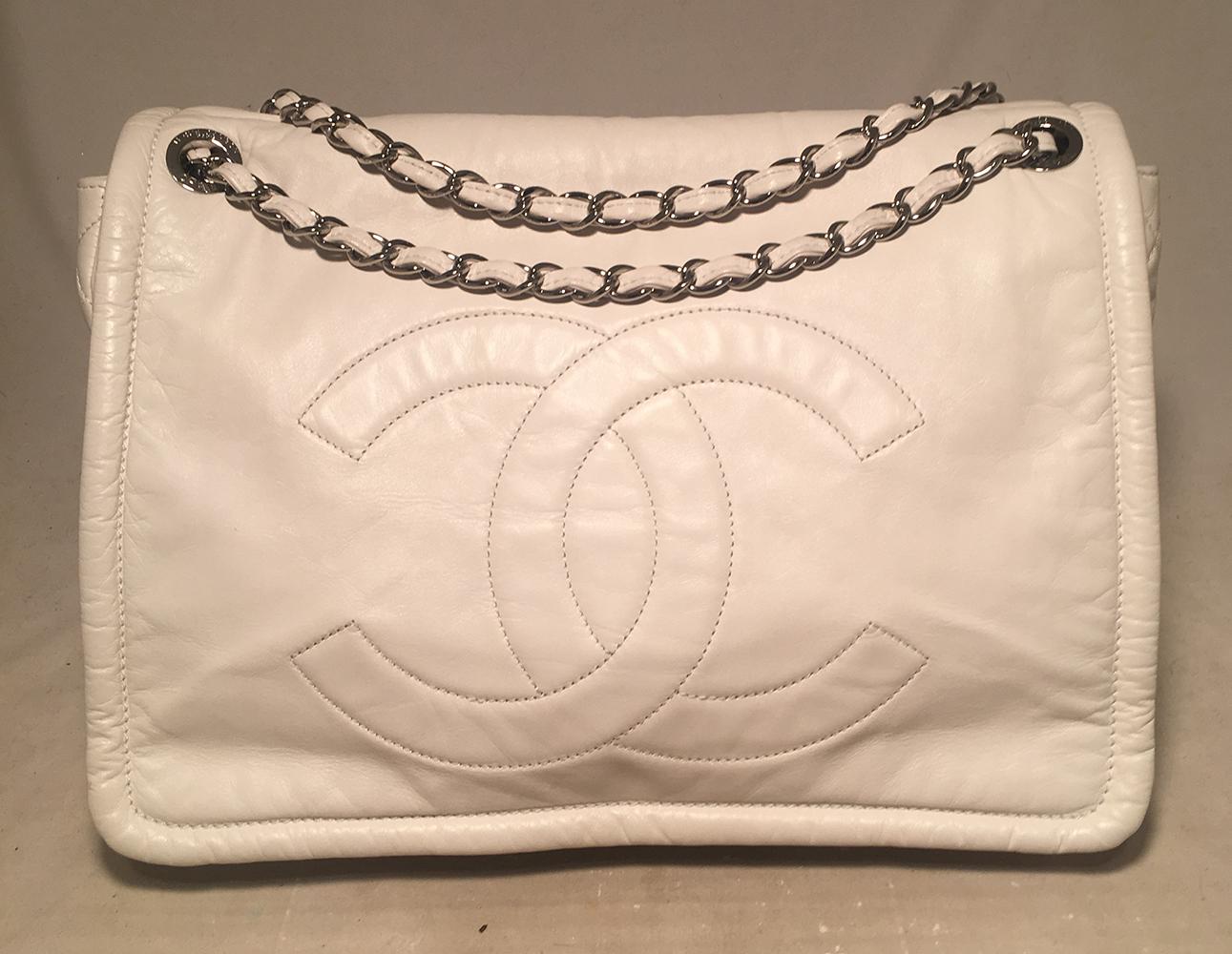 Chanel White Leather Quilted CC logo XL Maxi Classic Top Flap Shoulder Bag in excellent condition. White calfskin leather exterior with signature CC logo along top flap, quilted diamond pattern sides, and back side snap slit pocket. Front magnetic