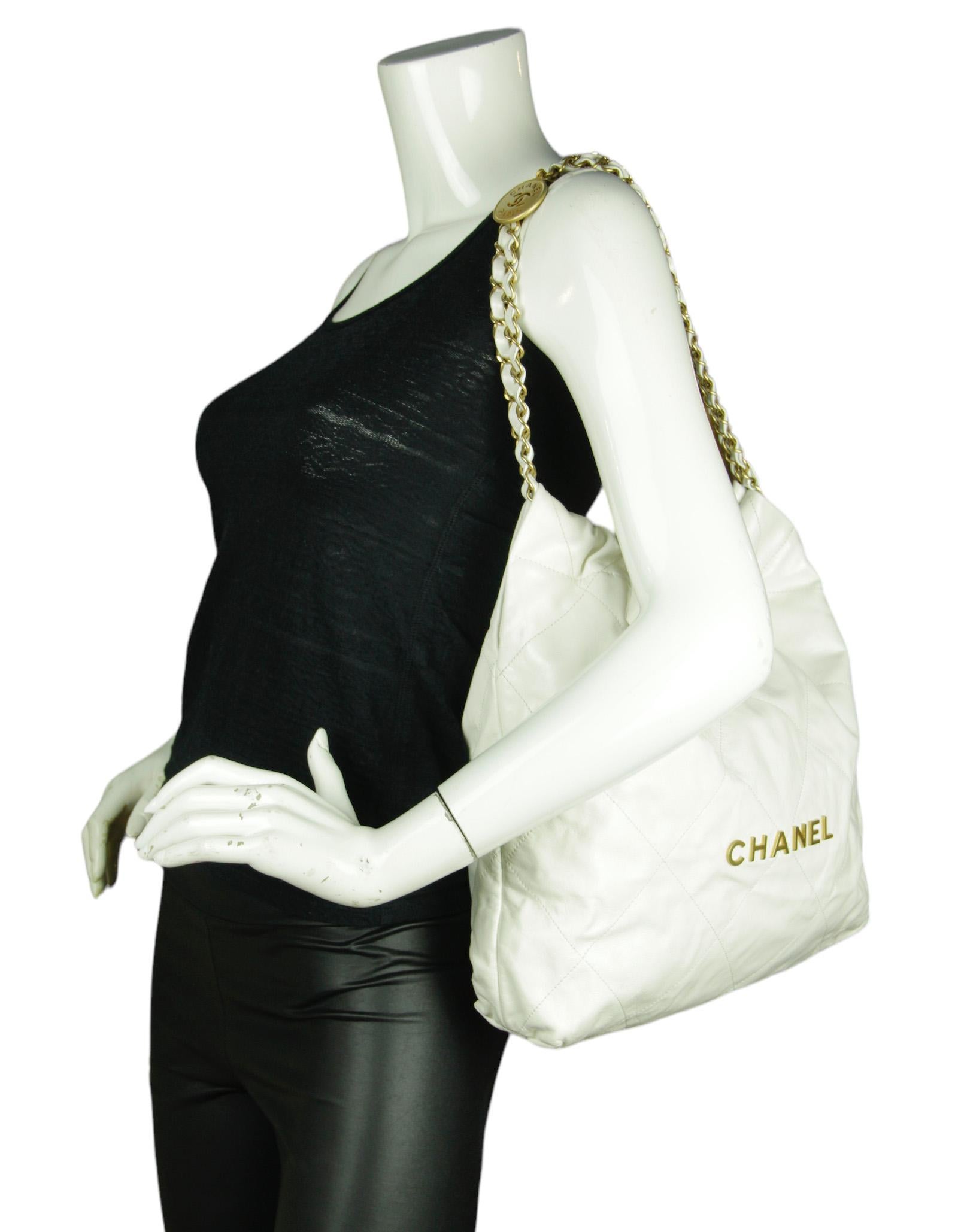 Chanel White Leather Quilted Chanel 22 Tote Bag w/ Insert In Excellent Condition For Sale In New York, NY