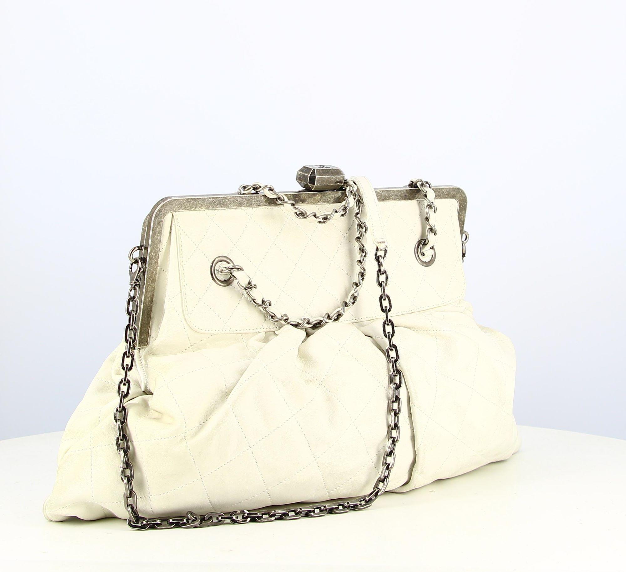 Chanel White Leather Quilted Handbag In Good Condition In PARIS, FR