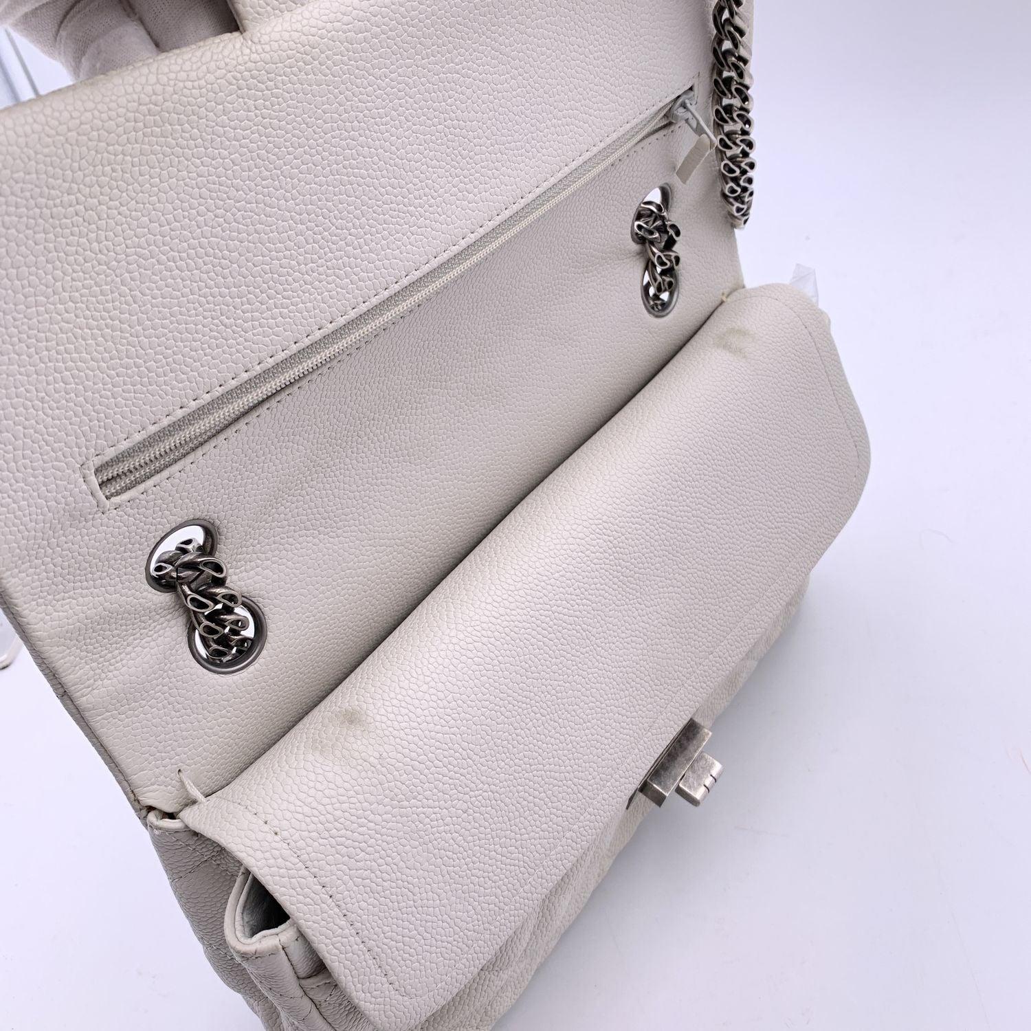 Chanel White Leather Reissue 2.55 Double Flap 225 Shoulder Bag 2000s In Good Condition For Sale In Rome, Rome