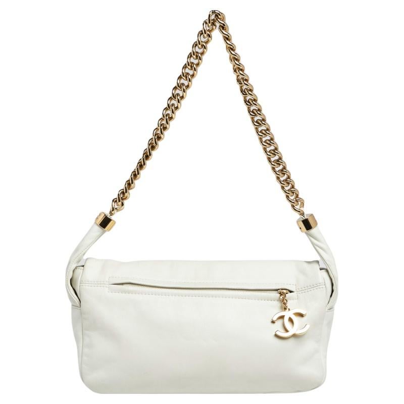 This Rodeo Drive bag from Chanel is one creation you definitely need to get your hands on! Crafted using white leather, the bag is added with the CC logo on the flap and held by a gold-tone chain handle. The satin-lined interior will hold all your