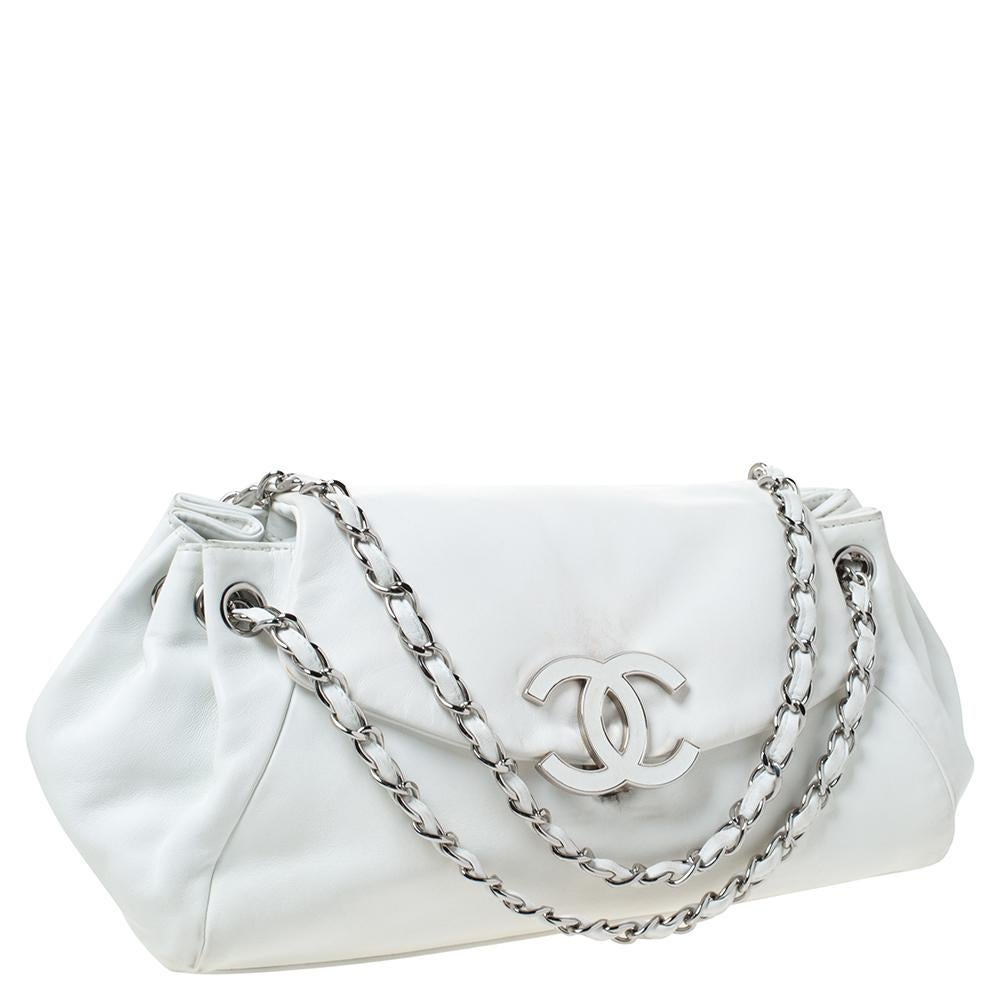Chanel White Leather Sensual Accordion Flap Bag In Good Condition For Sale In Dubai, Al Qouz 2