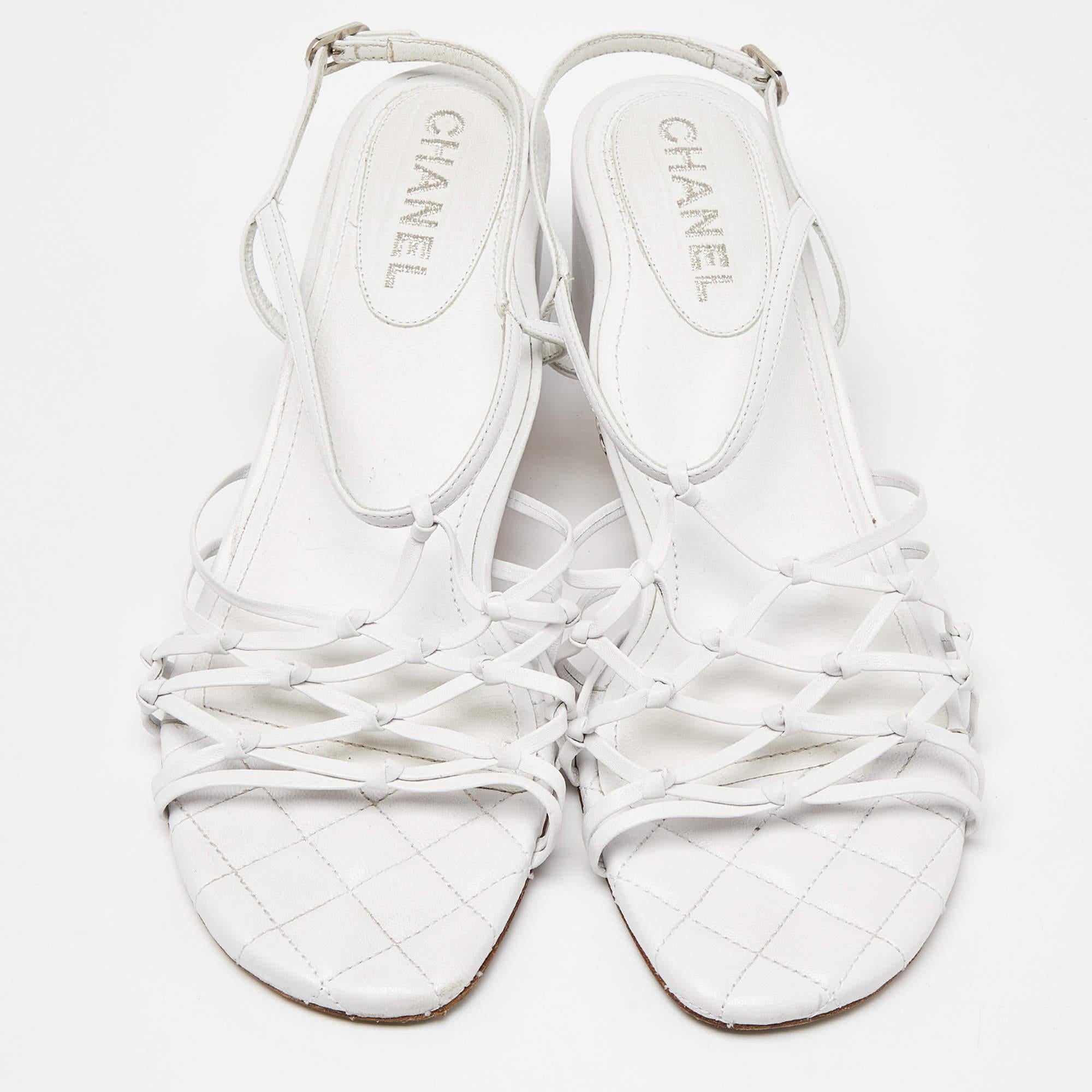 Chanel White Leather Slingback Sandals Size 39.5 In Good Condition For Sale In Dubai, Al Qouz 2