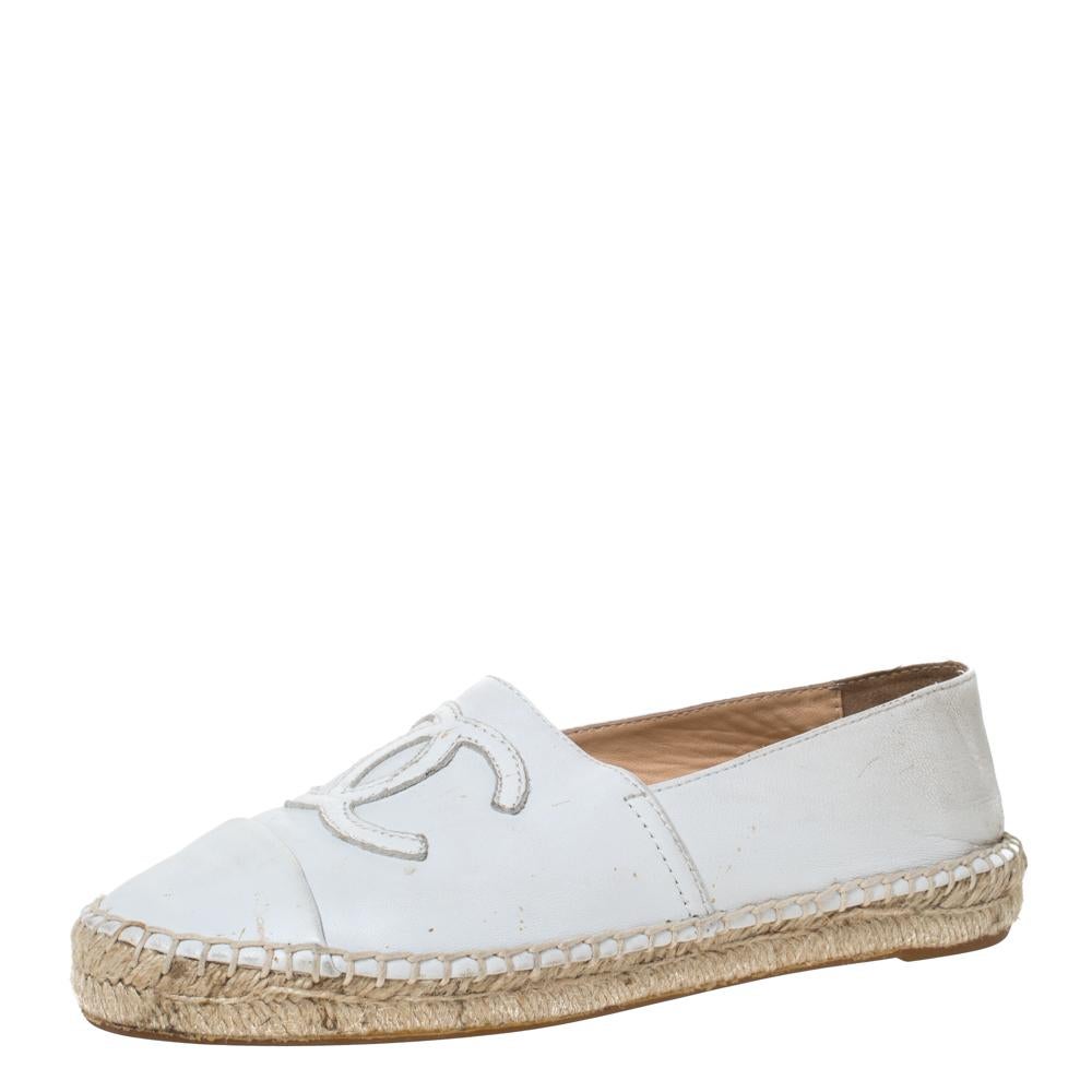 Diese Espadrilles von Chanel sind aus weißem Leder gefertigt. Dieses Paar mit dem charakteristischen CC auf der Vorderseite und geflochtenen Details an der Zwischensohle ist mit einer Ledereinlegesohle für ganztägigen Komfort ausgestattet