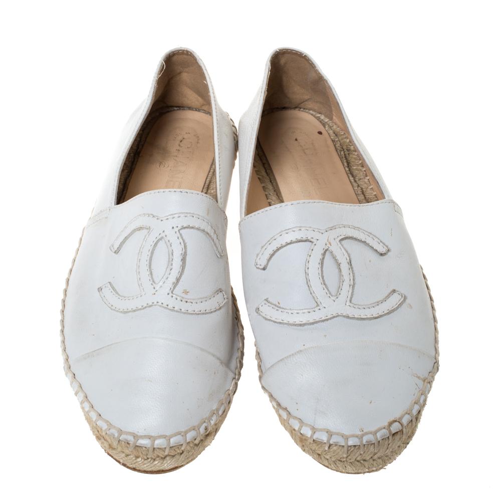 Chanel Weiß Leder Slip On CC Espadrilles Größe 37 (Grau)
