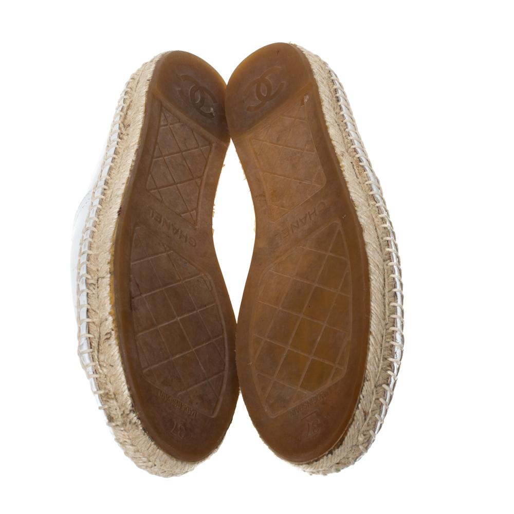 Chanel Weiß Leder Slip On CC Espadrilles Größe 37 im Zustand „Gut“ in Dubai, Al Qouz 2