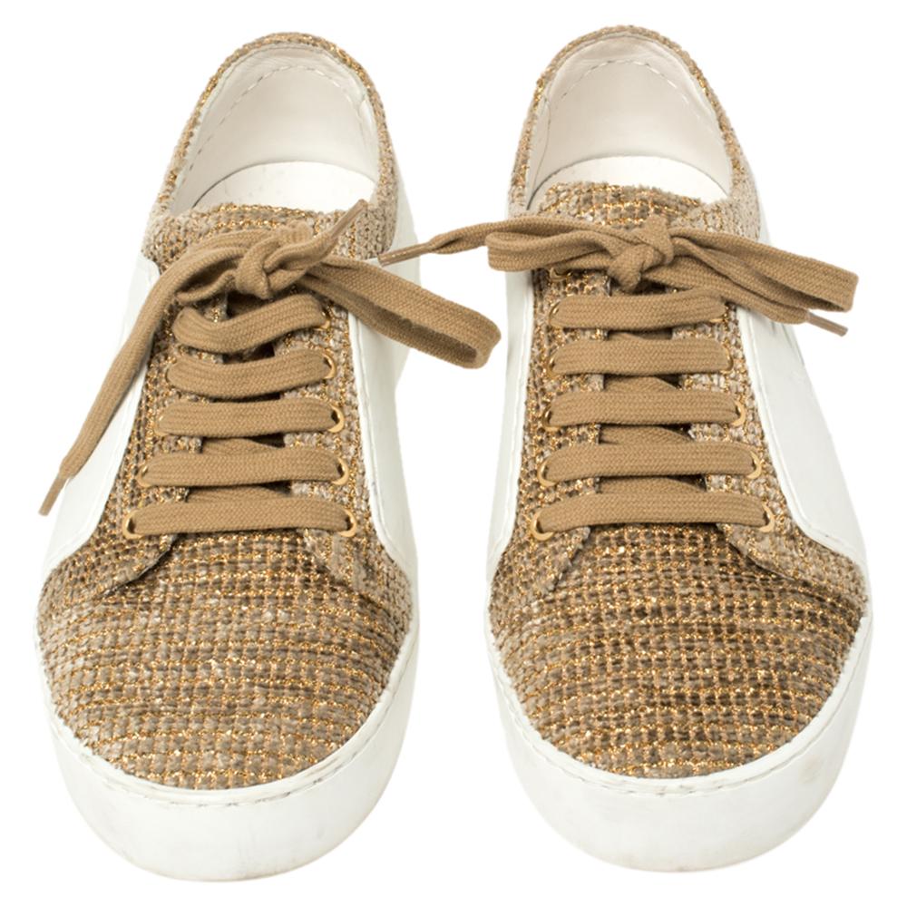 These fabulous sneakers from Chanel are here to impress you with their effortless style! The white sneakers have been crafted from tweed and leather and styled with round toes, lace-ups on the vamps, and the iconic CC logo detailing on the sides.