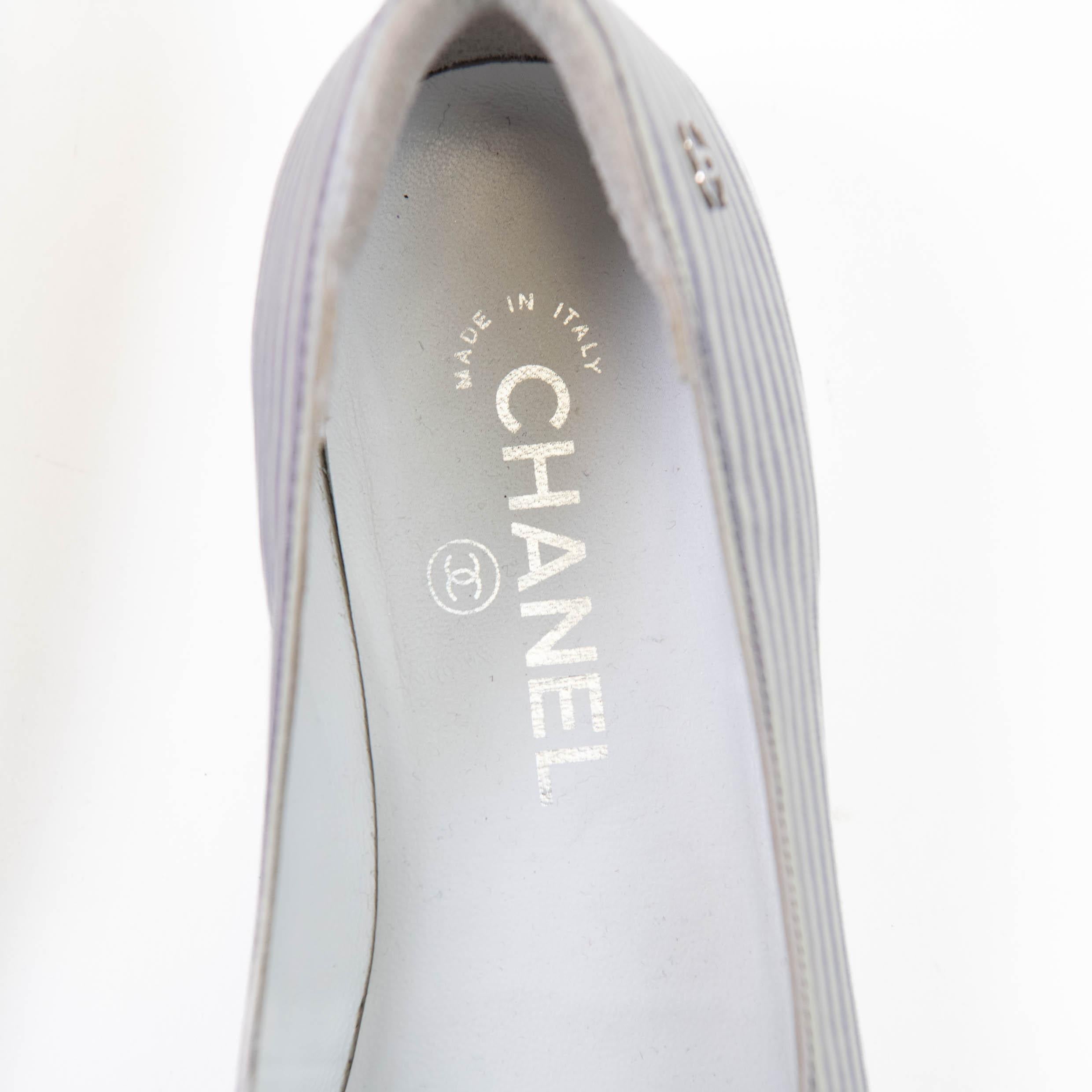 100% Authentic

Chanel White/Light Blue Striped Leather Pointed Ballet Flats Size 37

Shine in comfort and style with these flats from Chanel! They've been wonderfully covered in striped leather and designed with pointed toes and leather-lined