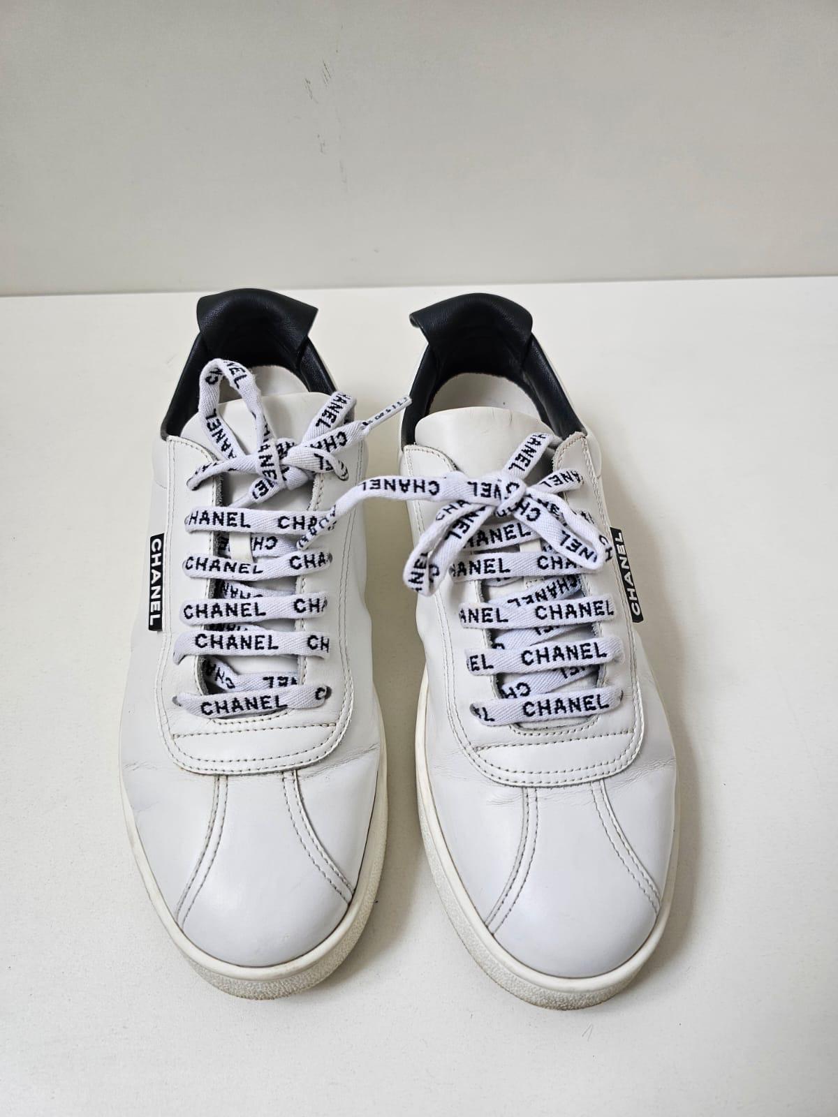 Chanel Weiß Logo Leder Turnschuhe Größe 39 im Angebot 5
