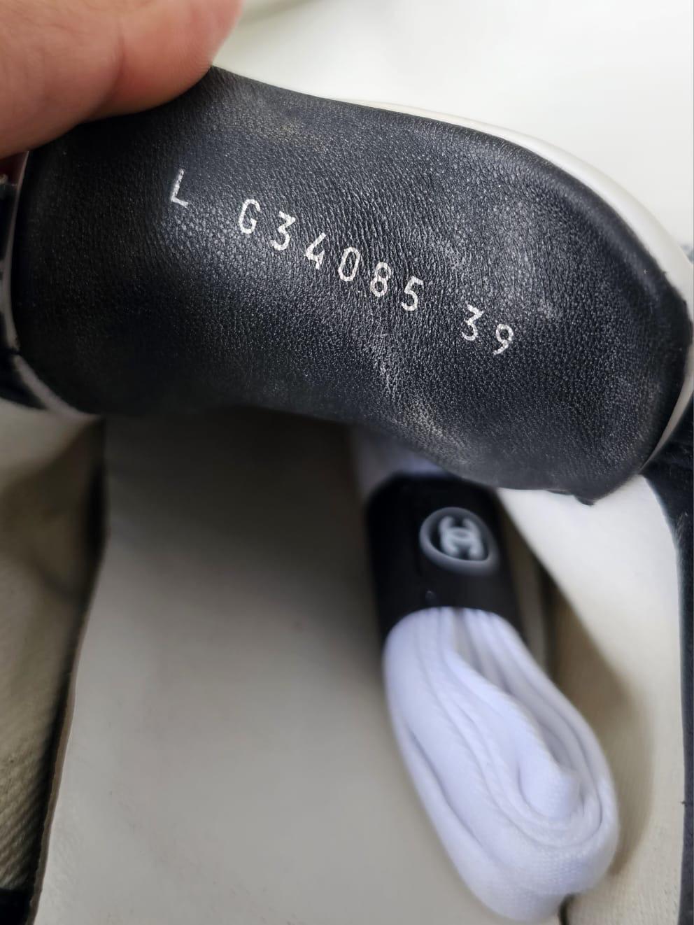 Chanel Weiß Logo Leder Turnschuhe Größe 39 im Angebot 6