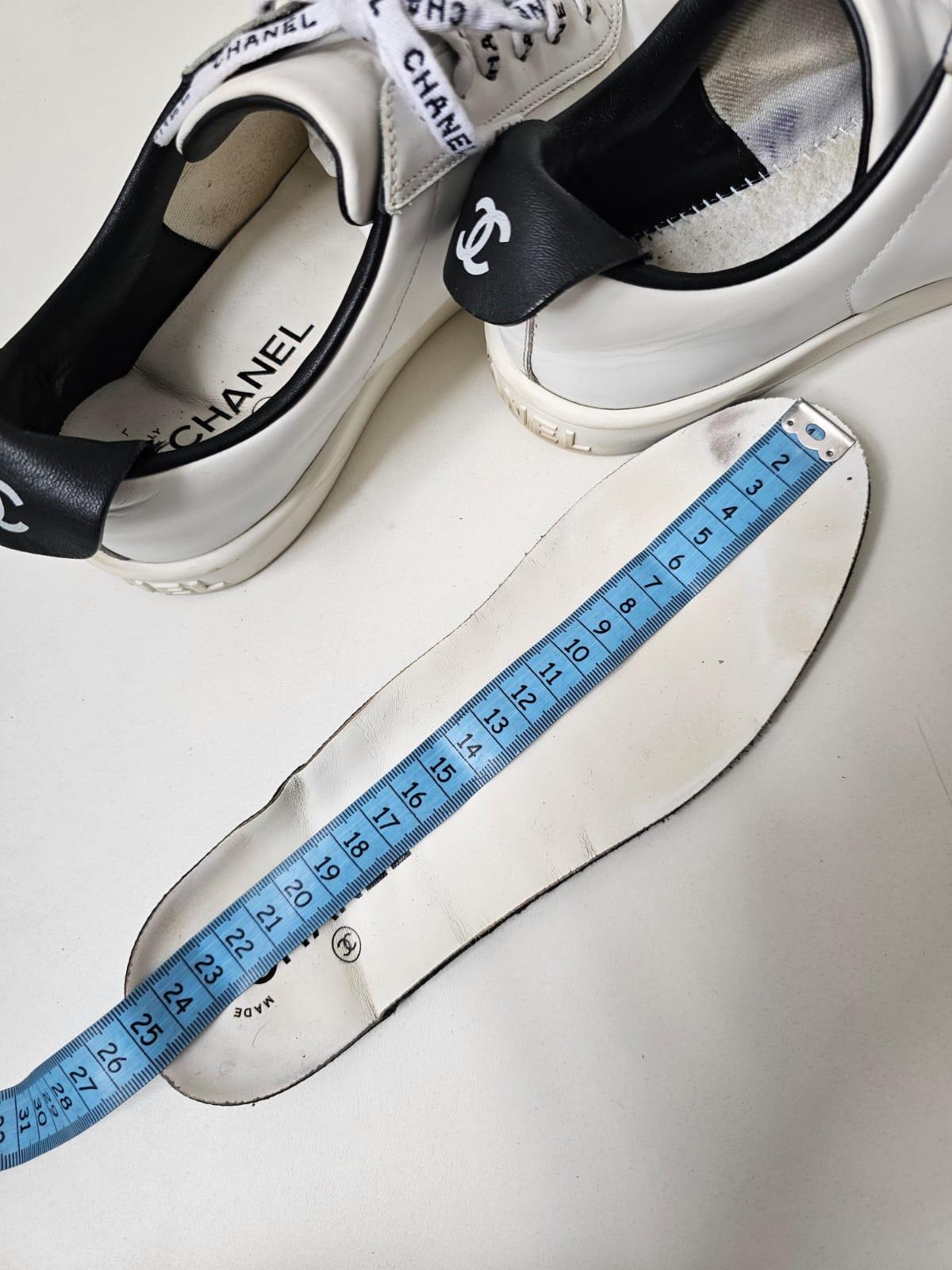 Chanel Weiß Logo Leder Turnschuhe Größe 39 im Angebot 7