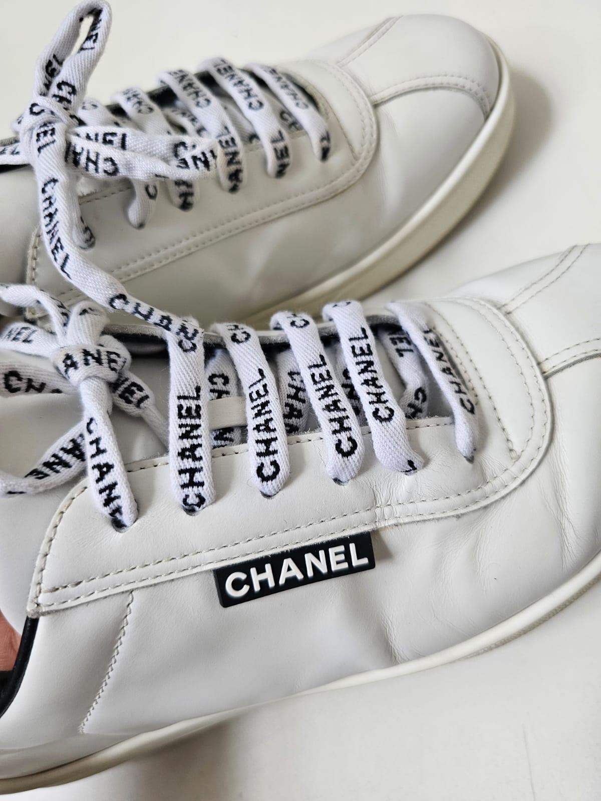 Chanel Weiß Logo Leder Turnschuhe Größe 39 im Angebot 8
