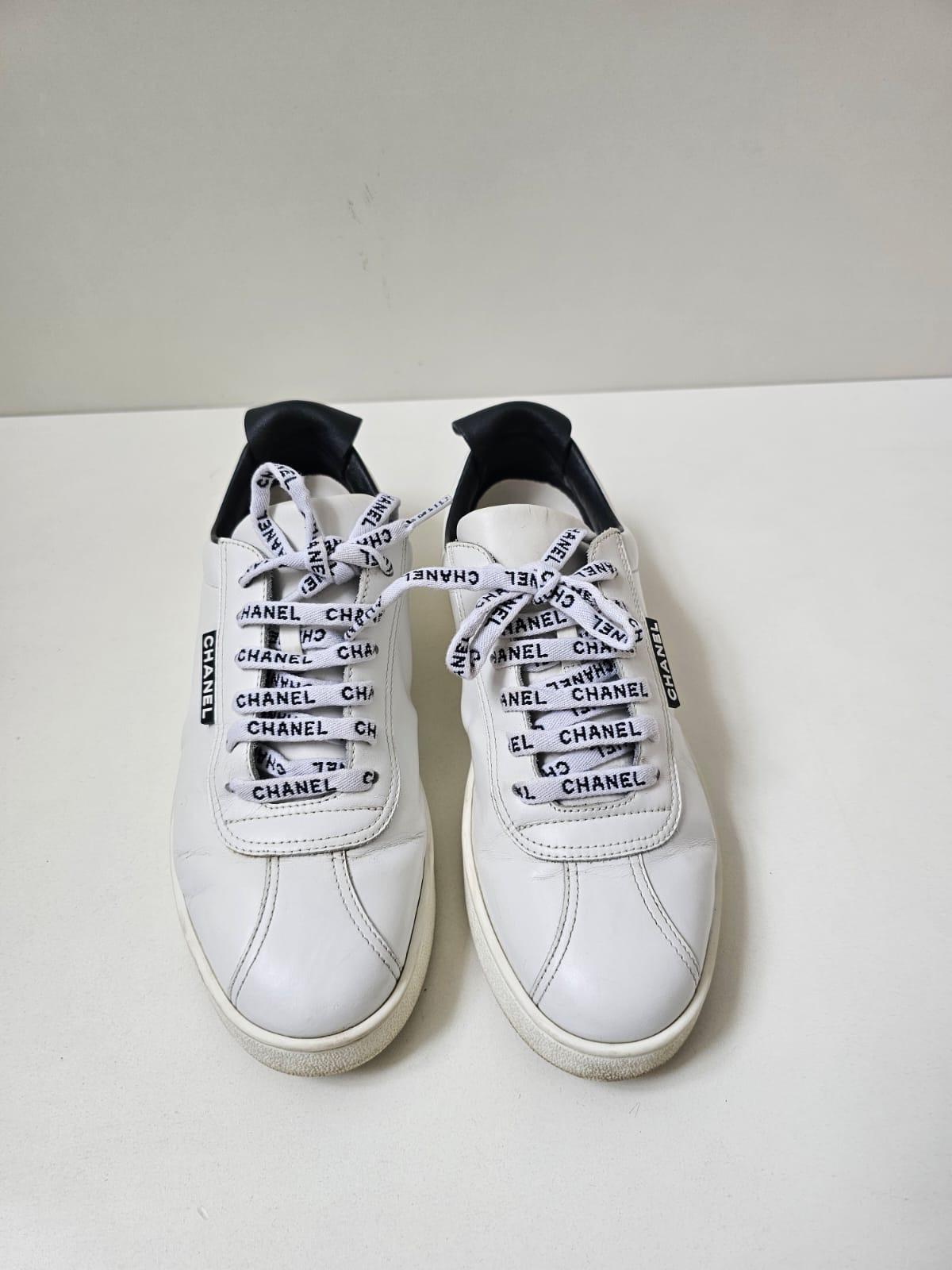 Chanel Weiß Logo Leder Sneakers Größe 39.
Höhepunkte:
Weiß
Chanel Logo Schnürsenkel
Chanel Logo Fersenlasche
Zustand: GUT. Dieser gebrauchte Artikel befindet sich in gutem Zustand mit minimalen Gebrauchsspuren.

Zusammensetzung:
Innenfutter: Leder