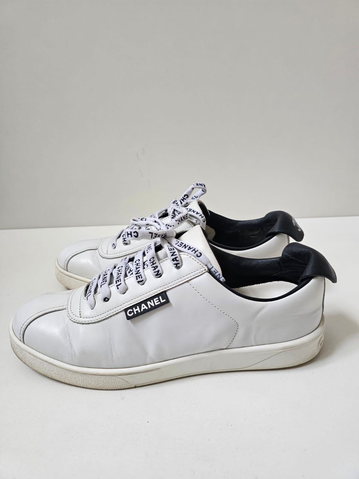 Chanel Weiß Logo Leder Turnschuhe Größe 39 (Grau) im Angebot
