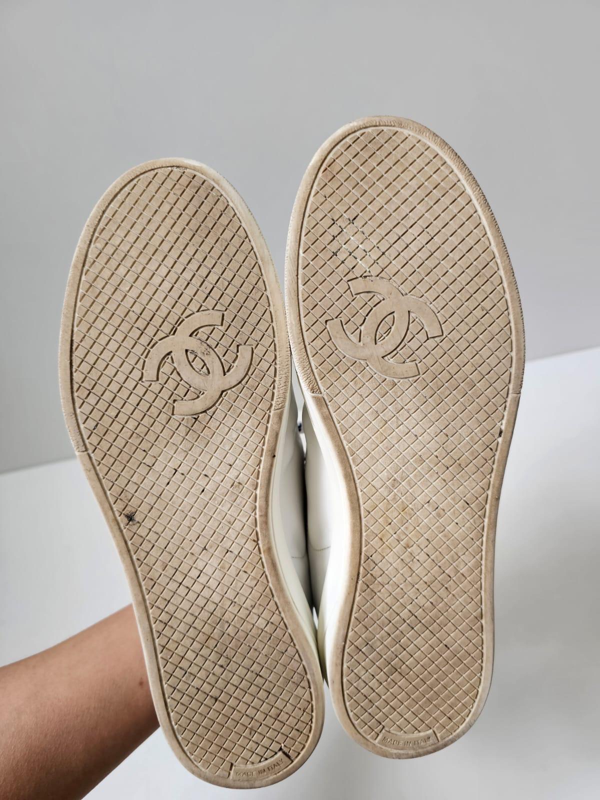 Chanel Weiß Logo Leder Turnschuhe Größe 39 im Zustand „Gut“ im Angebot in New York, NY