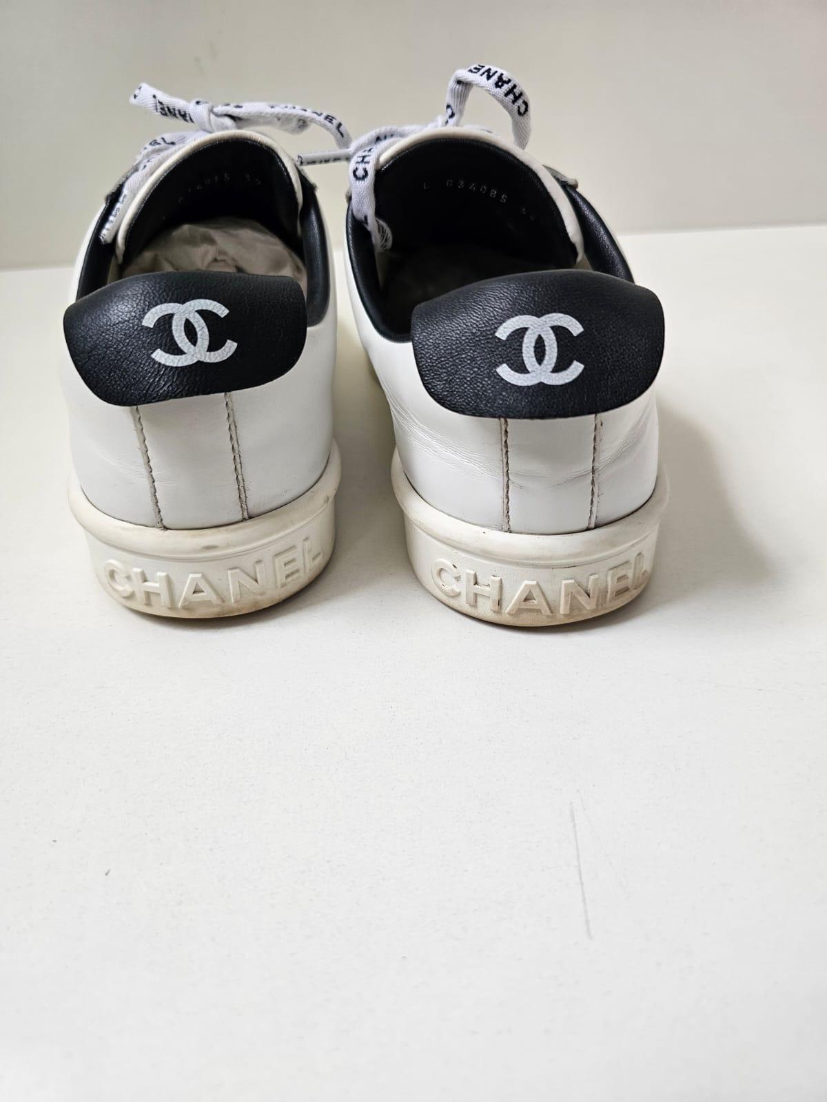 Chanel Weiß Logo Leder Turnschuhe Größe 39 für Damen oder Herren im Angebot
