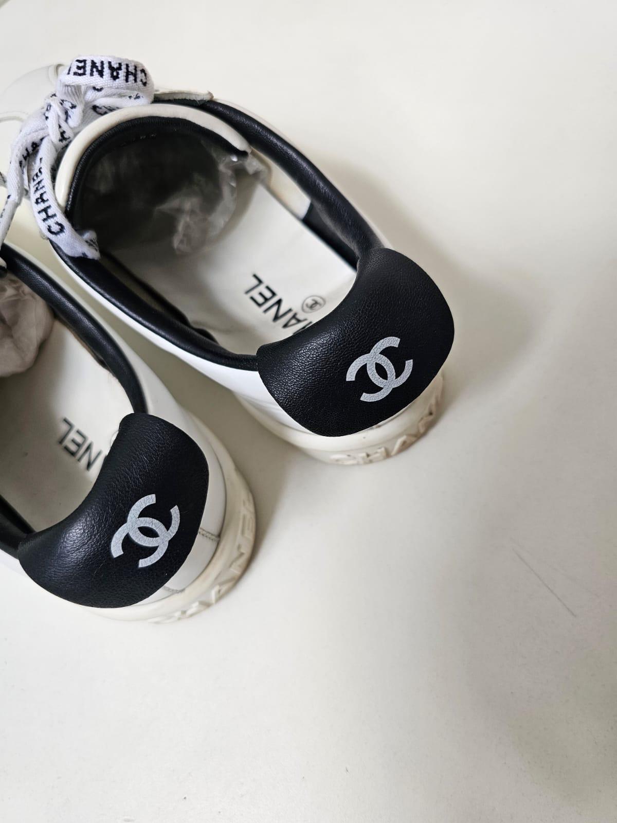 Chanel Weiß Logo Leder Turnschuhe Größe 39 im Angebot 1