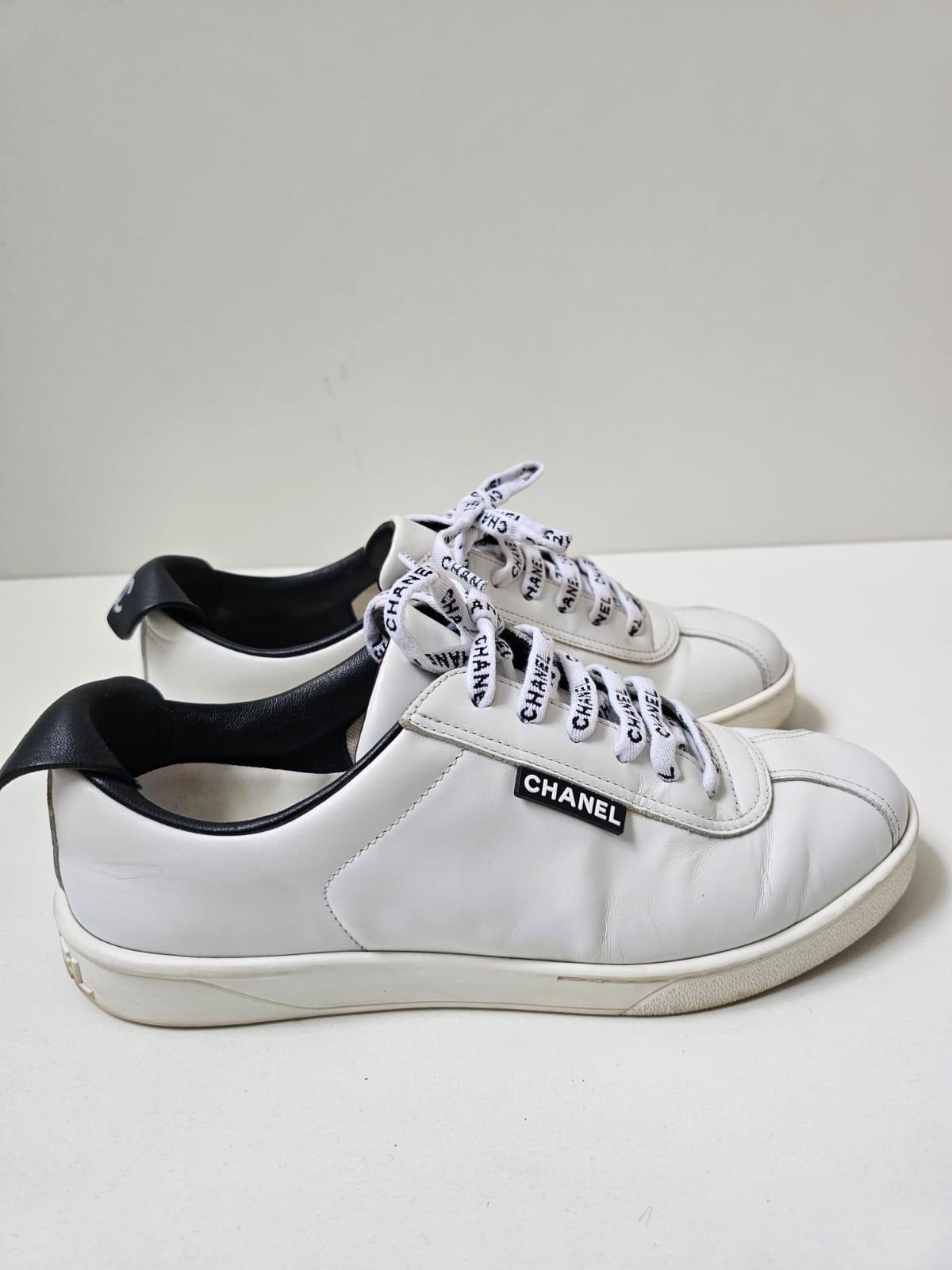 Chanel Weiß Logo Leder Turnschuhe Größe 39 im Angebot 2