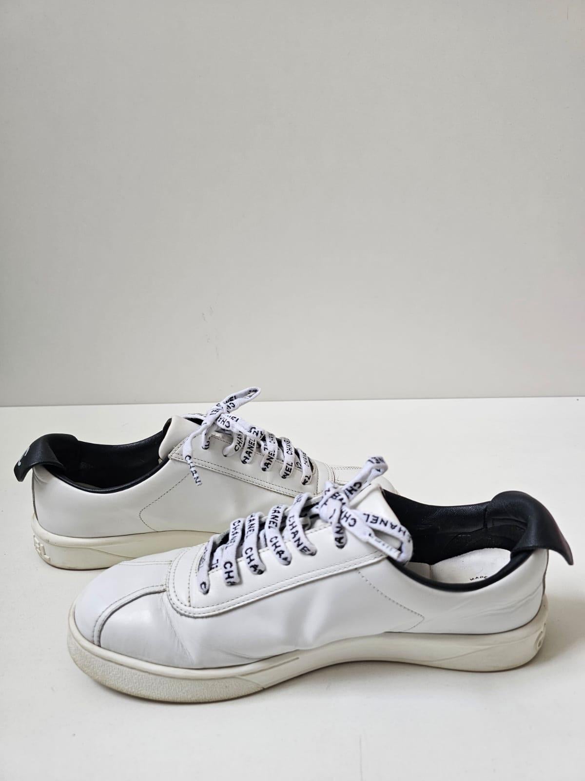 Chanel Weiß Logo Leder Turnschuhe Größe 39 im Angebot 3