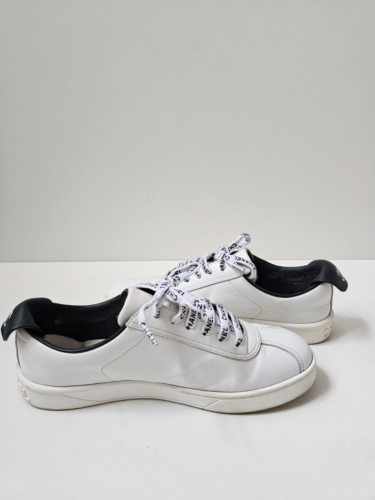 Chanel Weiß Logo Leder Turnschuhe Größe 39 im Angebot 4