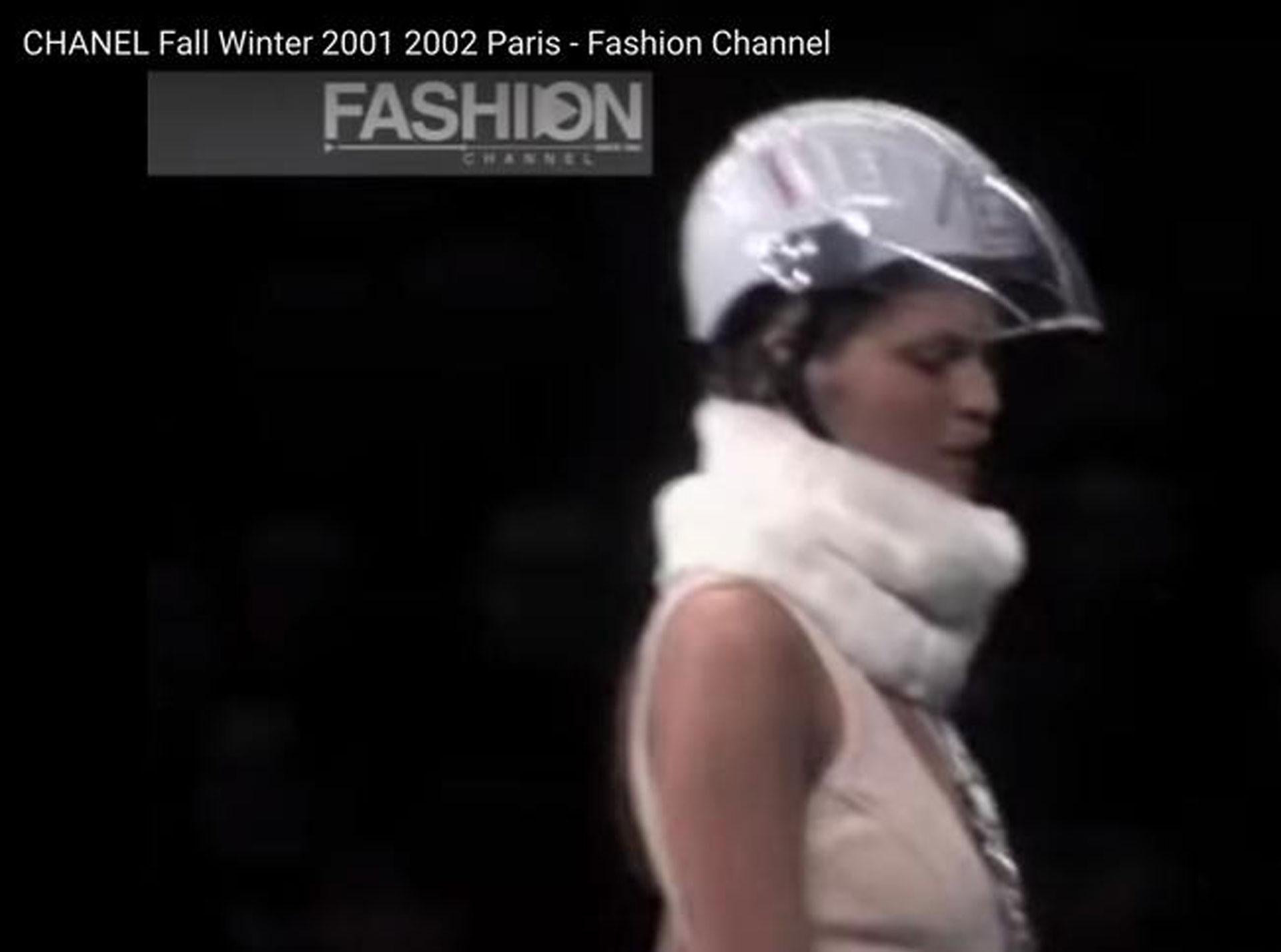 Gris Chanel 2001 - Casque de montagne vintage en édition limitée avec logo blanc en vente