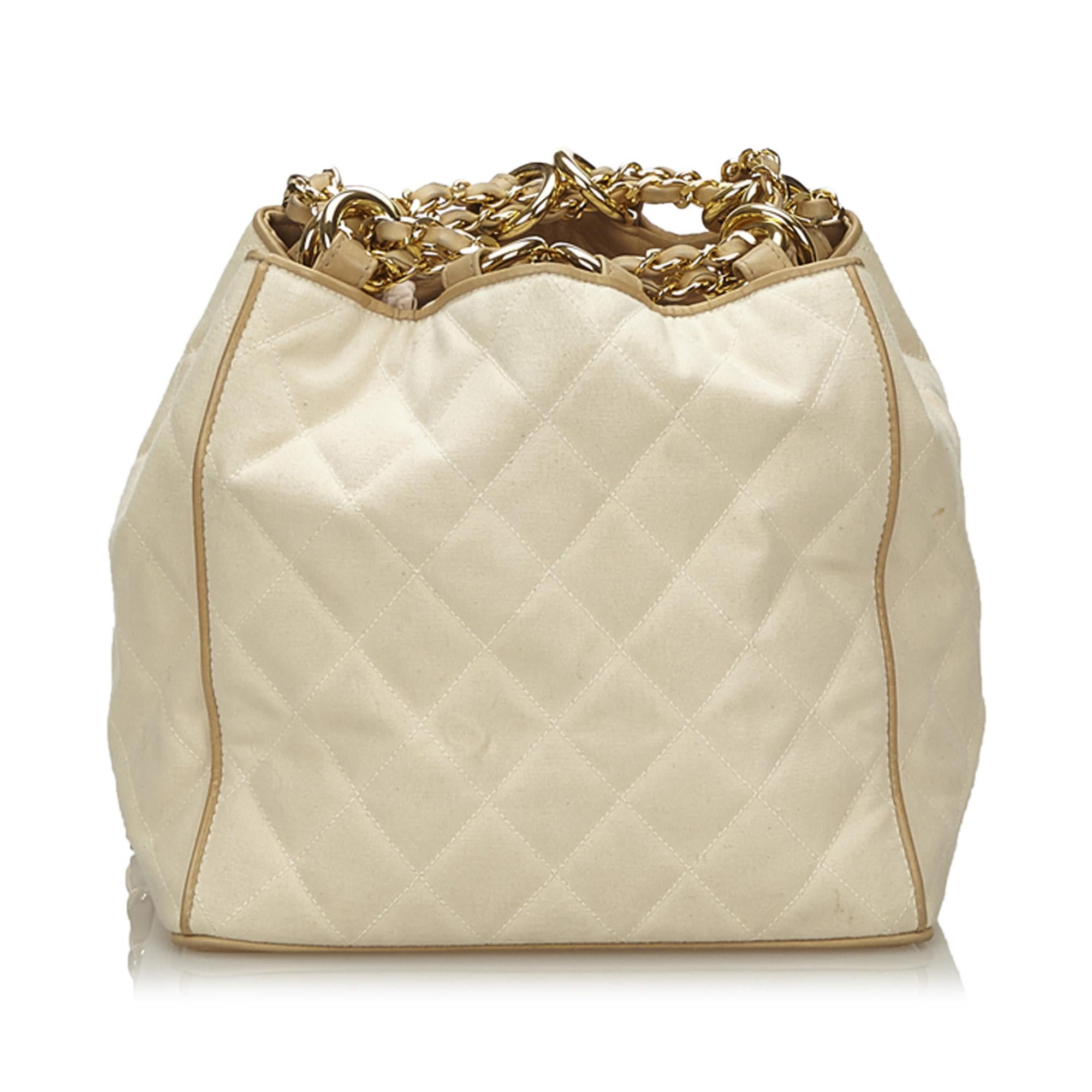 Chanel White Matelasse Chain Shoulder Bag (Weiß)