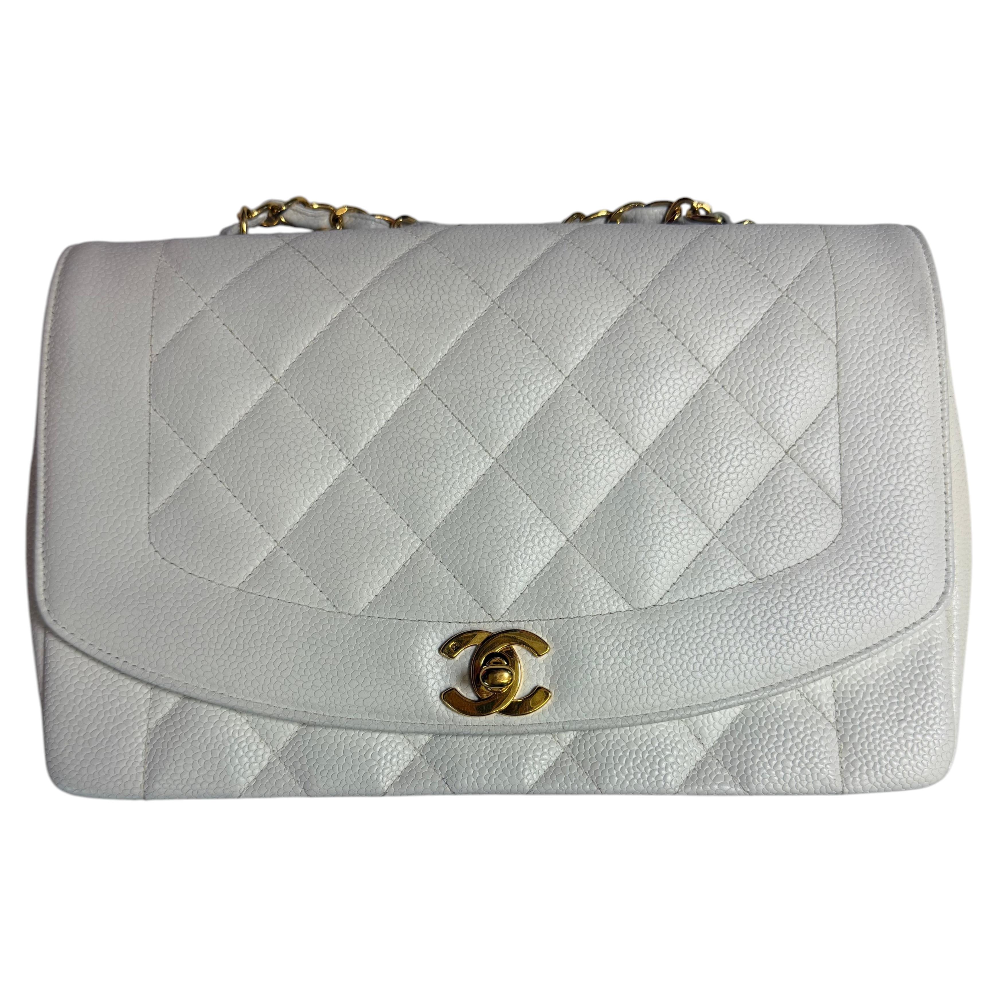 Chanel - Sac à main Diana en cuir caviar, taille moyenne, blanc en vente